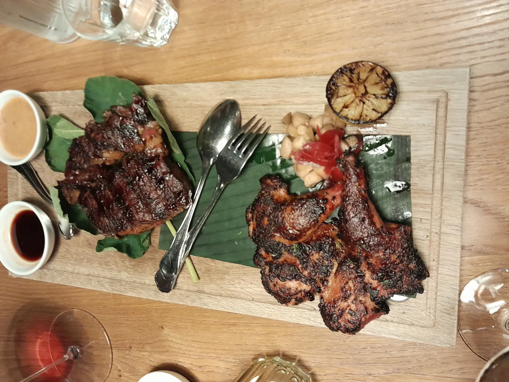 Hovädzí Rib Eye steak a kuraciny servírované na jedlých a voňavých figových listoch.
