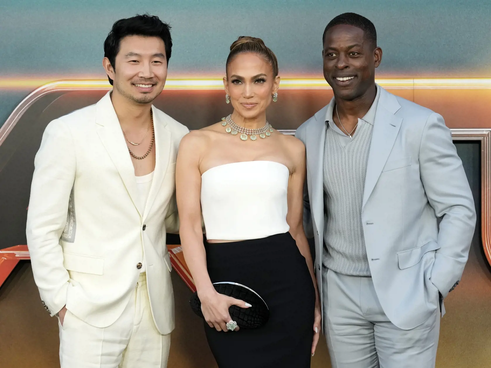 Na snímke zľava kanadský herec Simu Liu a americkí herci Jennifer Lopezová a Sterling K. Brown pózujú fotografom pred premiérou amerického sci-fi akčného trileru Atlas spoločnosti Netflix v kine Egyptian Theatre v americkom Los Angeles v noci na 21. mája 2024. FOTO TASR/AP