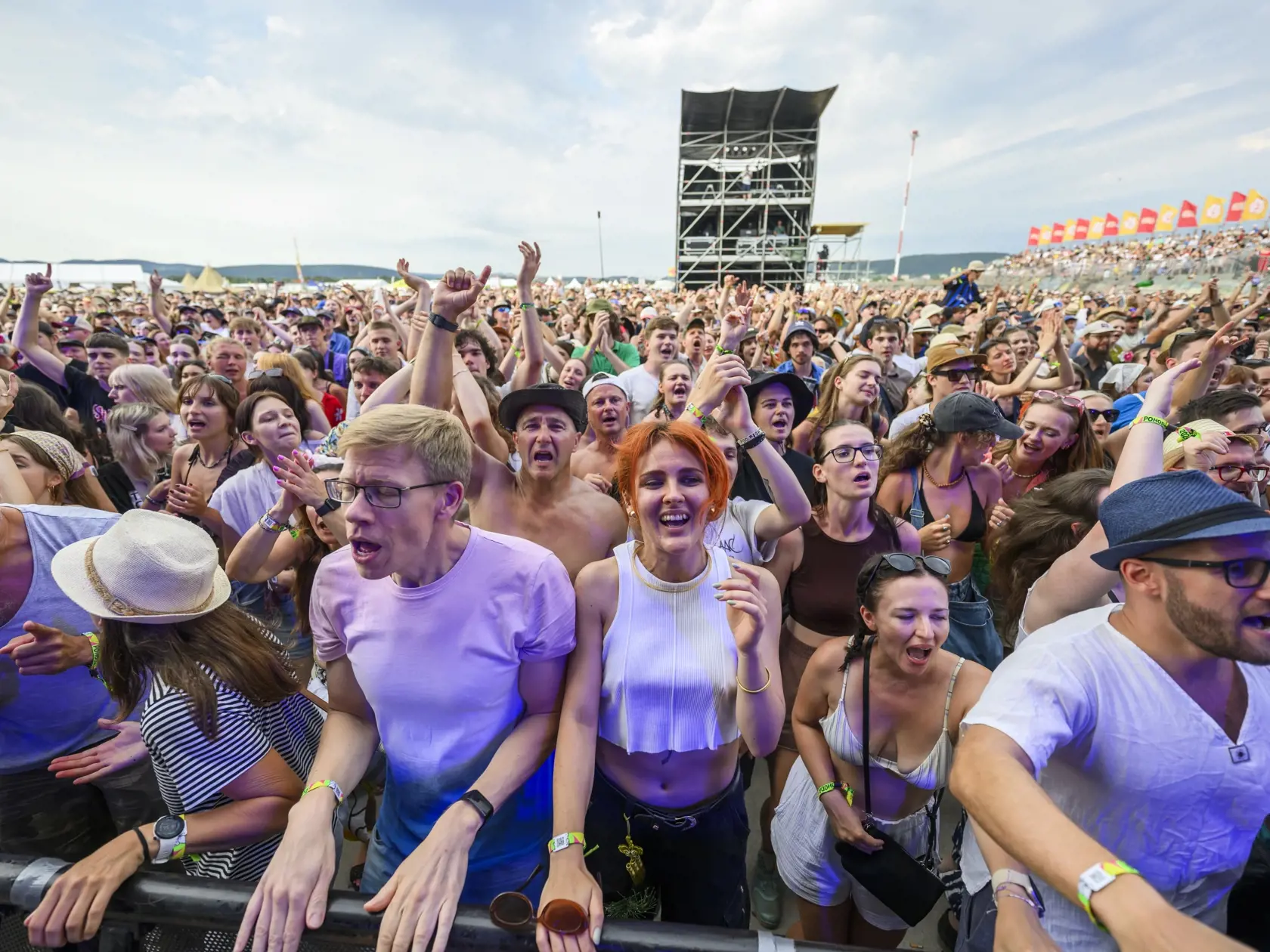 Na snímke ľudia sa bavia na koncerte skupiny Para počas 27. ročníka festivalu Pohoda vo štvrtok 11. júla 2024 v Trenčíne.