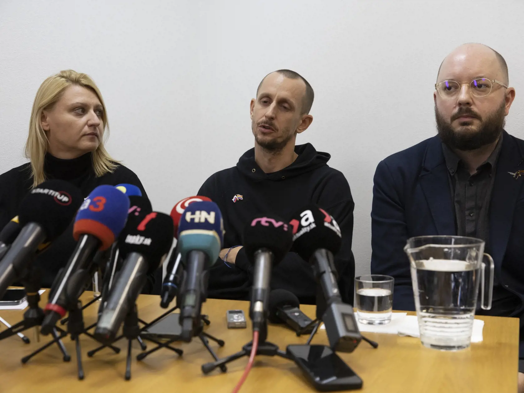 Na snímke je TK , v strede Roman Samotný, majiteľ klubu Tepláreň, kde zavraždili dvoch mužov.
