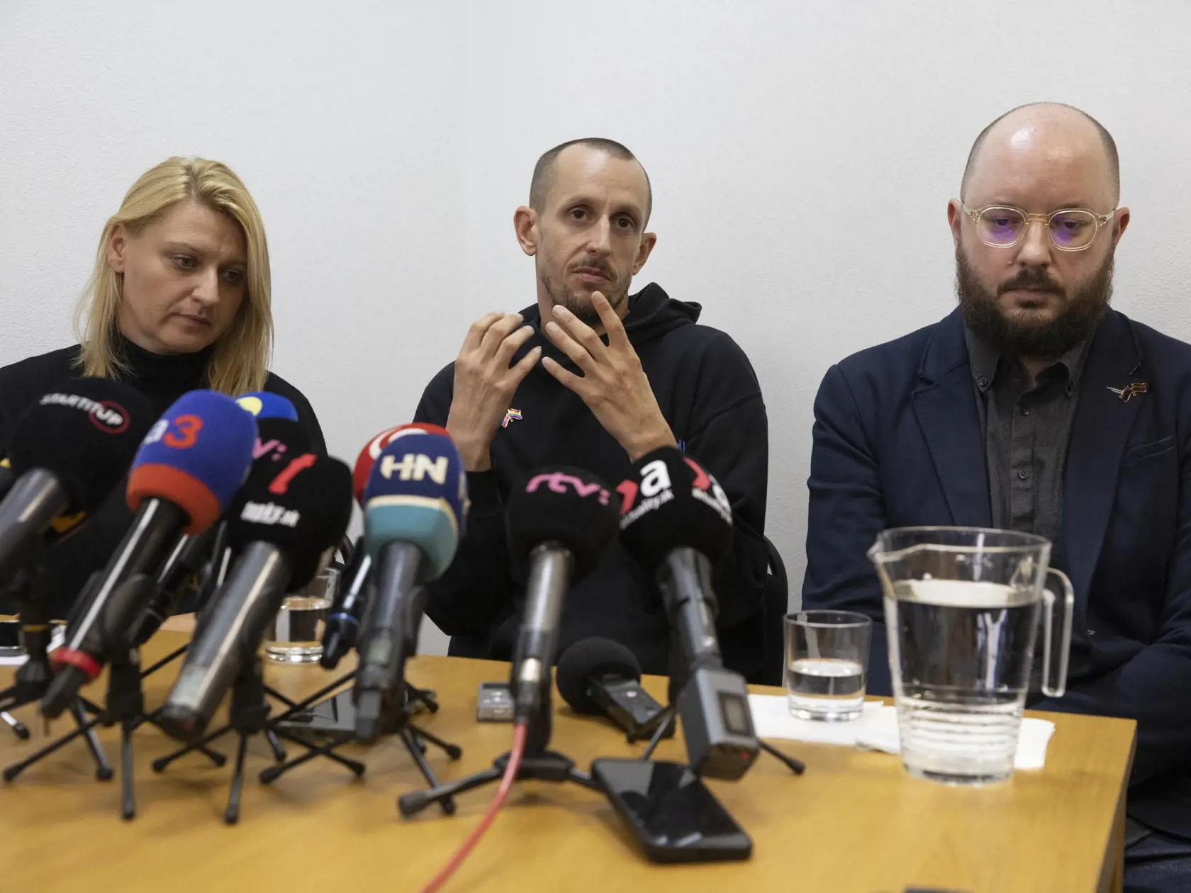 Na snímke je TK , v strede Roman Samotný, majiteľ klubu Tepláreň, kde zavraždili dvoch mužov.