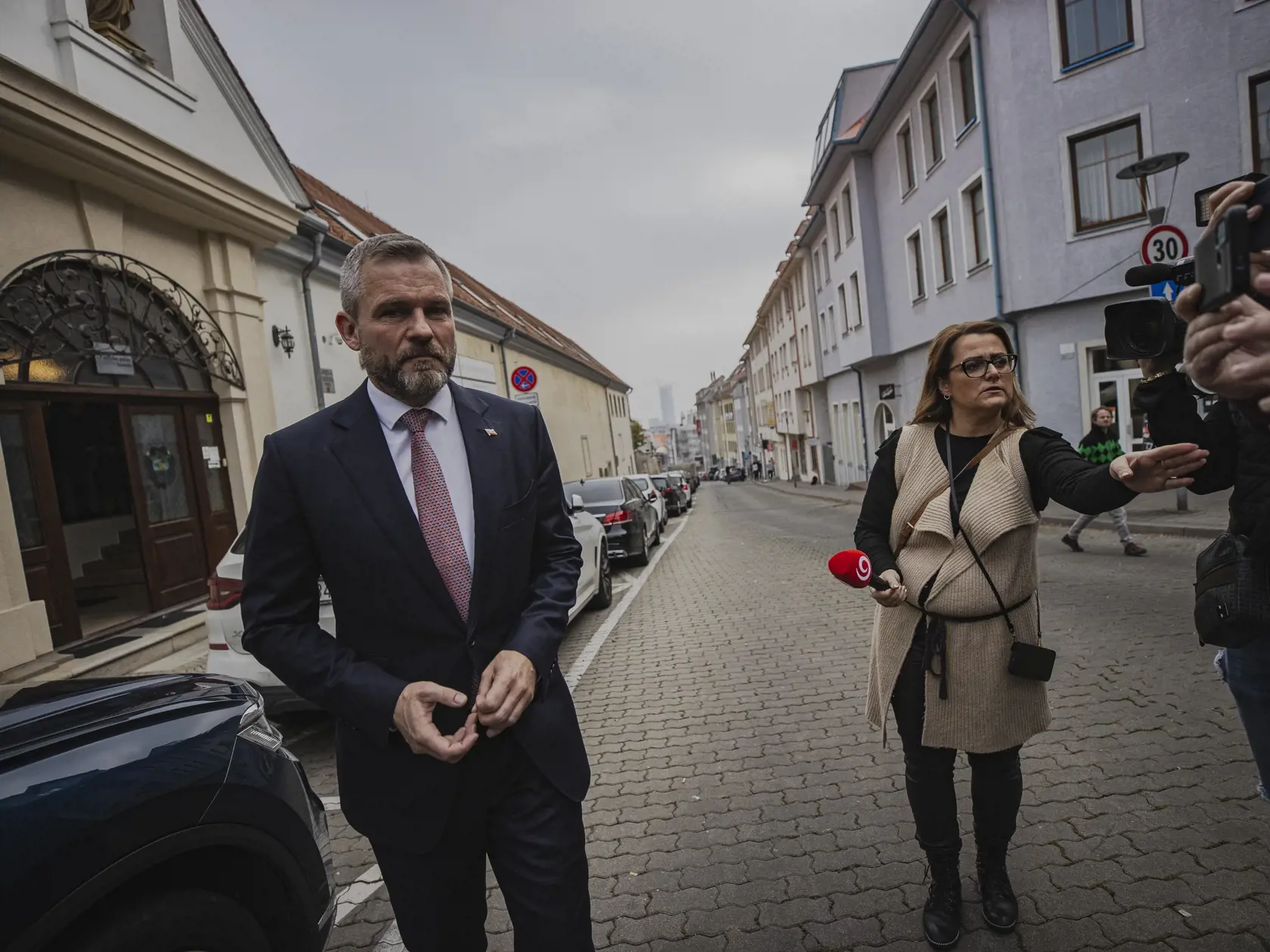Na Zámockej ulici v Bratislave prišlo k streľbe po ktorej zostali na ulici ležať telá dvoch obetí. Na snímke miesto činu pred barom Tepláreň.