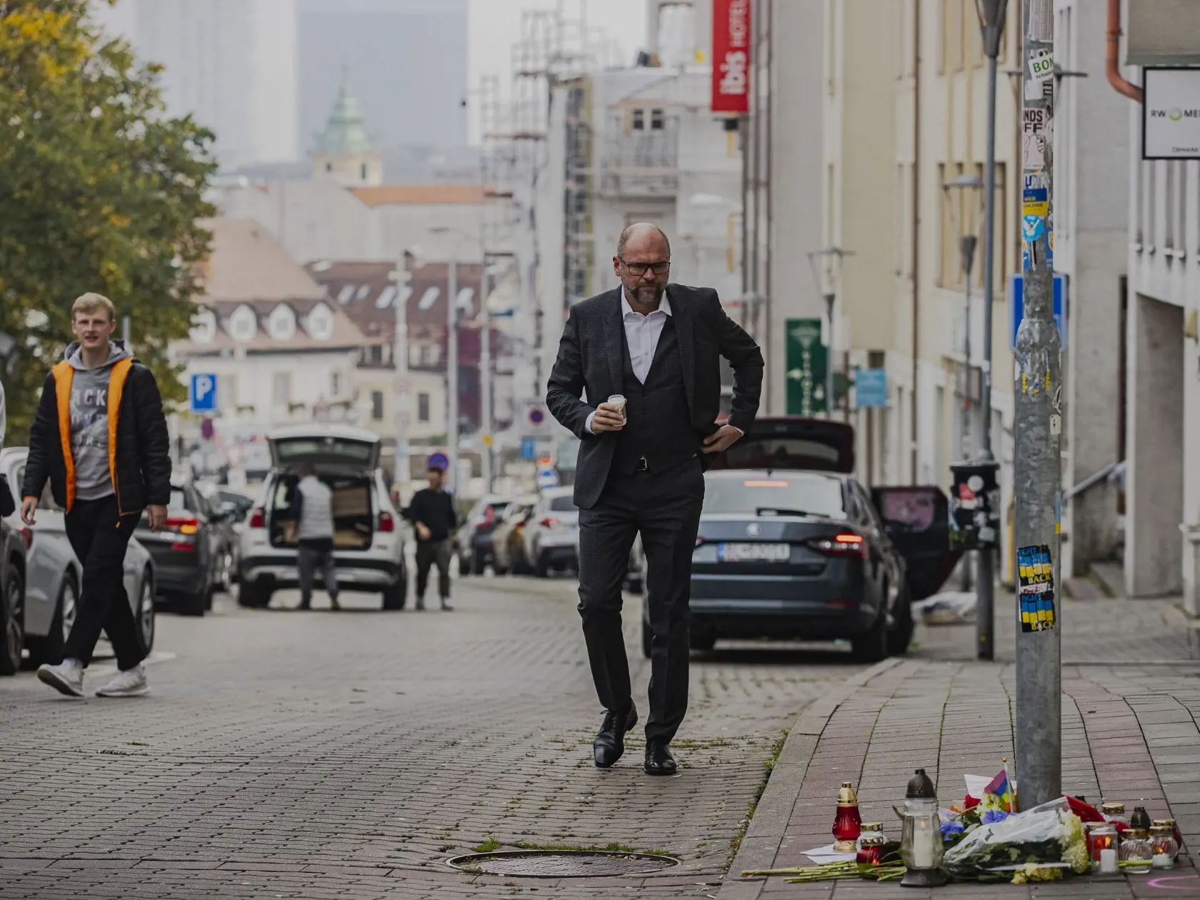 Na Zámockej ulici v Bratislave prišlo k streľbe po ktorej zostali na ulici ležať telá dvoch obetí. Na snímke miesto činu pred barom Tepláreň.