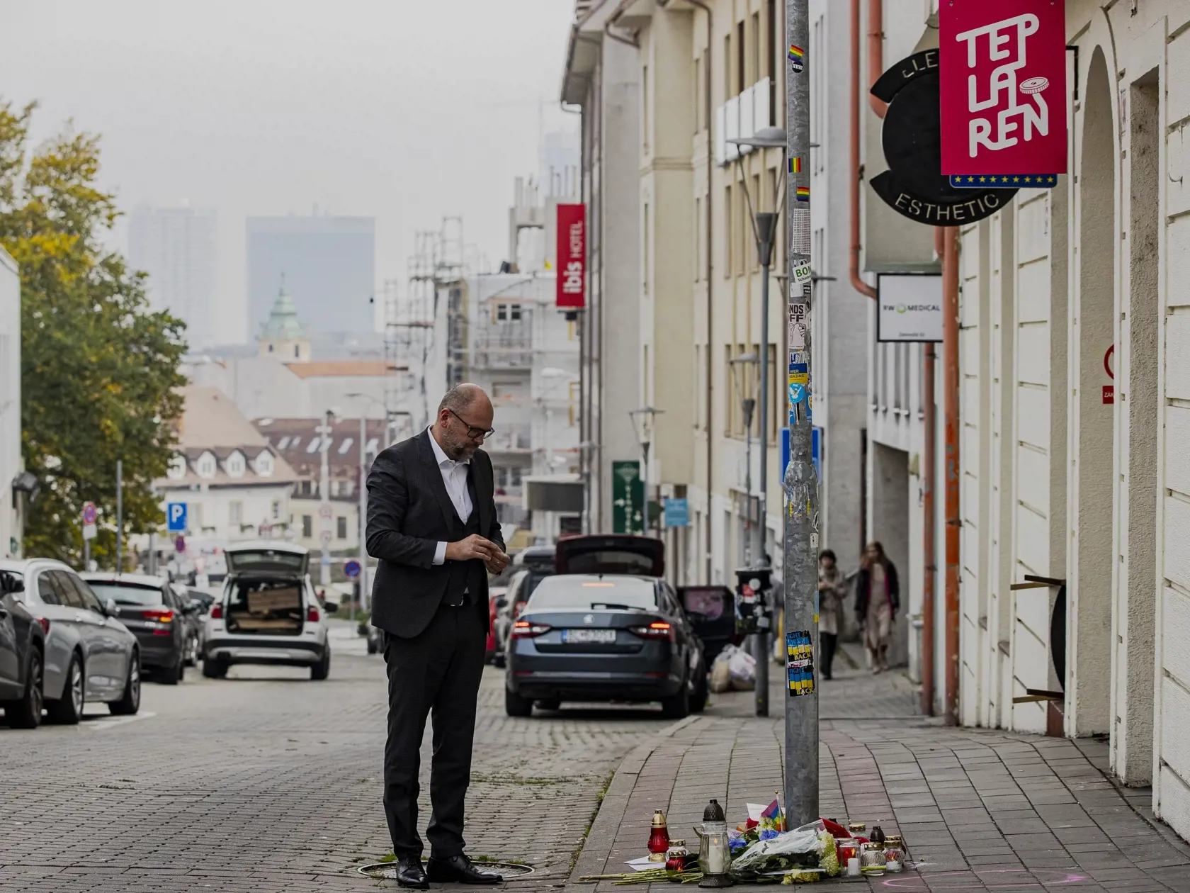 Na Zámockej ulici v Bratislave prišlo k streľbe po ktorej zostali na ulici ležať telá dvoch obetí. Na snímke miesto činu pred barom Tepláreň.
