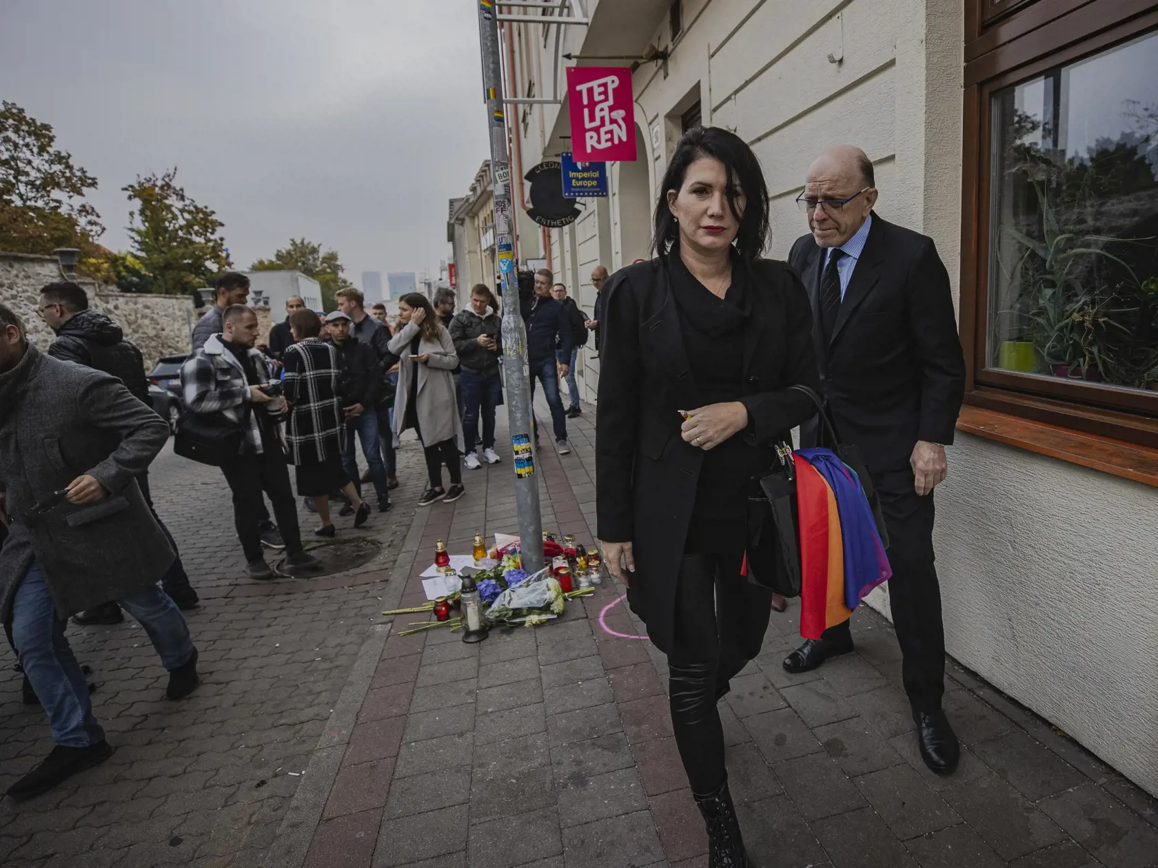 Na Zámockej ulici v Bratislave prišlo k streľbe po ktorej zostali na ulici ležať telá dvoch obetí. Na snímke miesto činu pred barom Tepláreň.