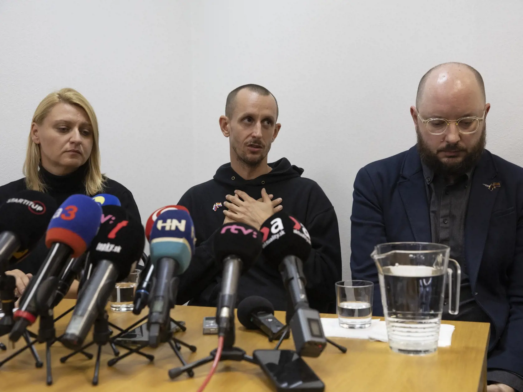 Na snímke je TK , v strede Roman Samotný, majiteľ klubu Tepláreň, kde zavraždili dvoch mužov.