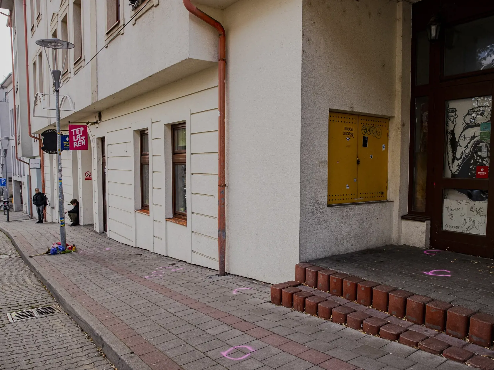 Na Zámockej ulici v Bratislave prišlo k streľbe po ktorej zostali na ulici ležať telá dvoch obetí. Na snímke miesto činu pred barom Tepláreň.