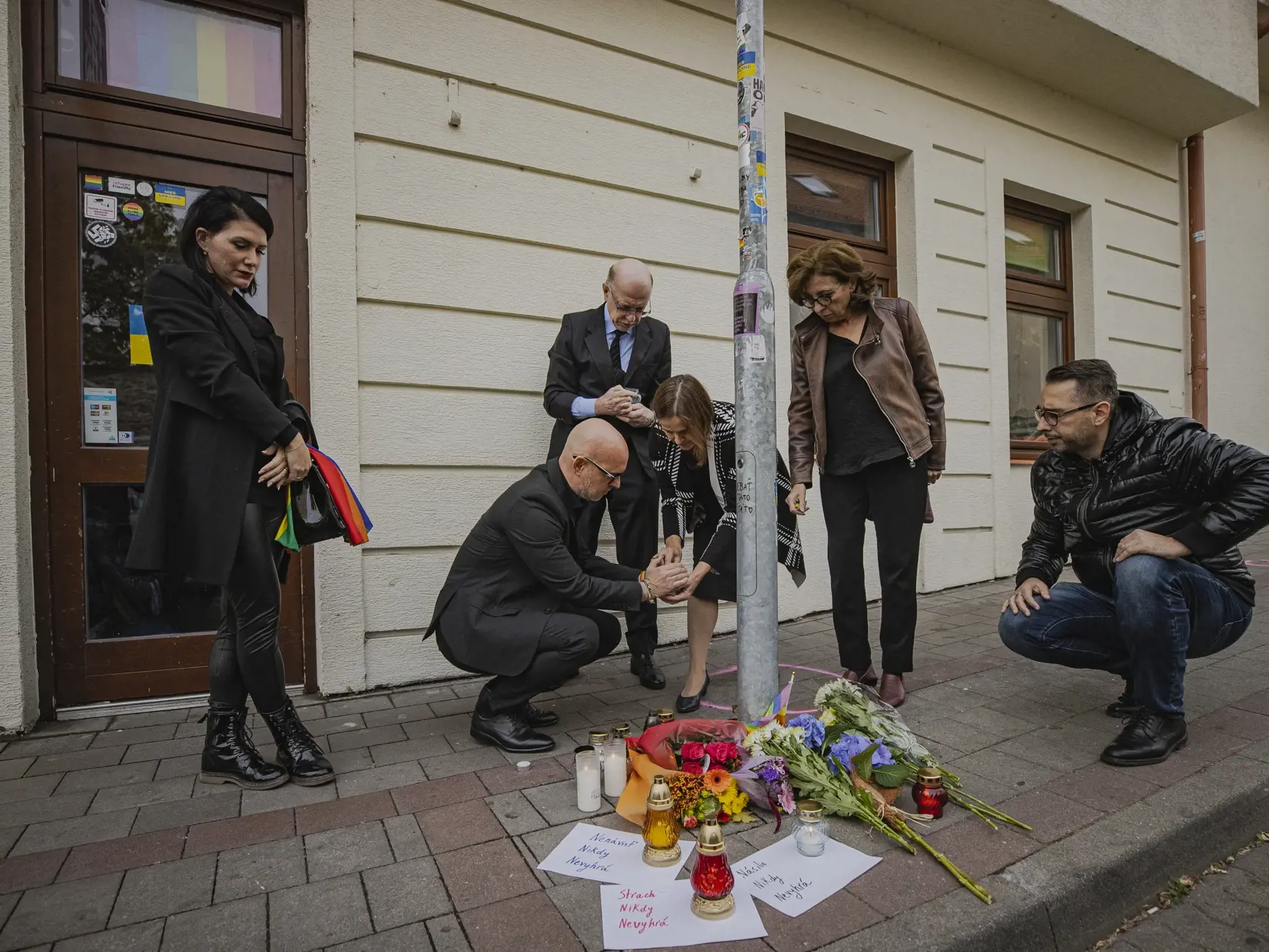 Na Zámockej ulici v Bratislave prišlo k streľbe po ktorej zostali na ulici ležať telá dvoch obetí. Na snímke miesto činu pred barom Tepláreň.