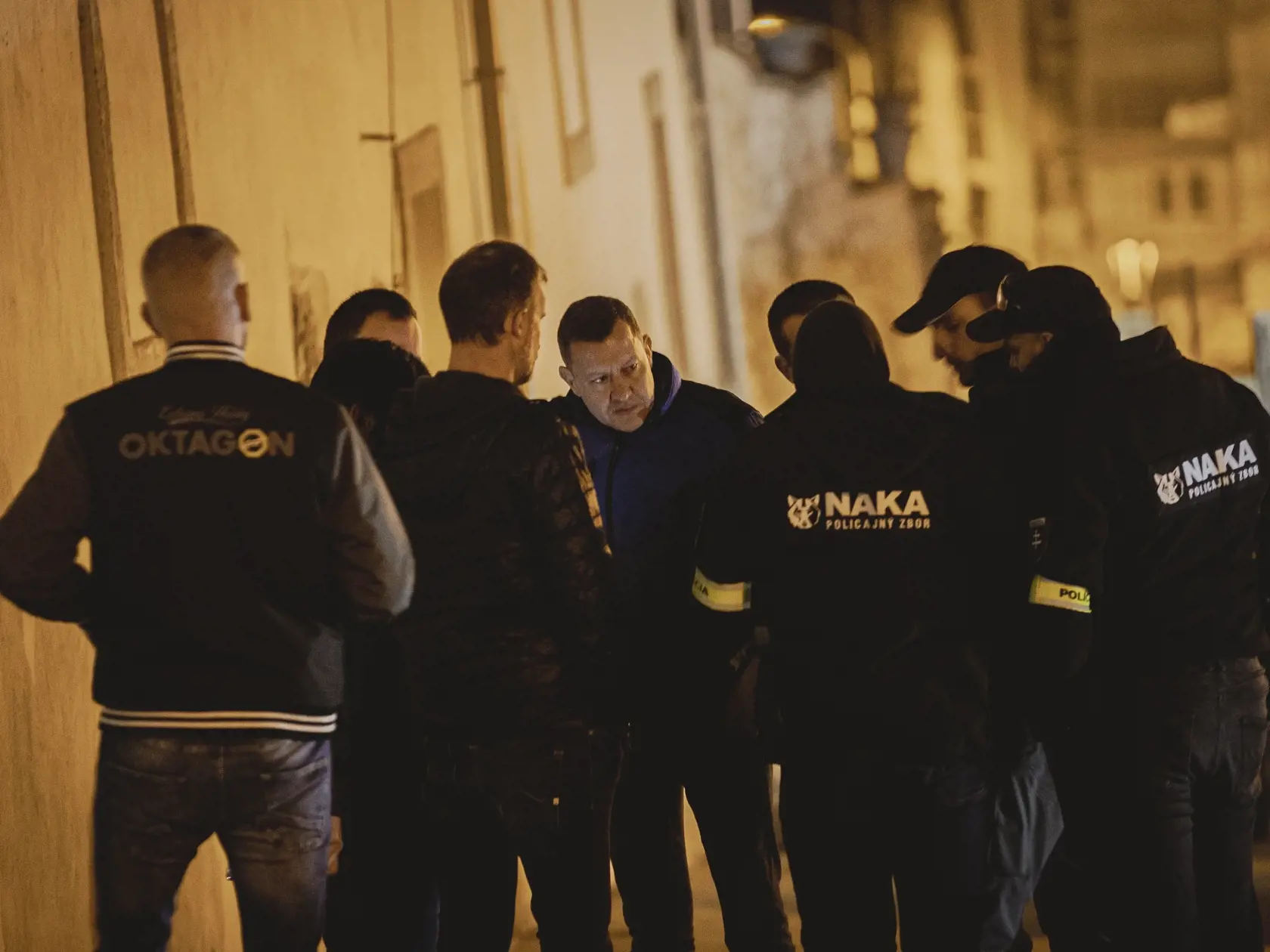 Na Zámockej ulici v Bratislave prišlo k streľbe po ktorej zostali na ulici ležať telá dvoch obetí.