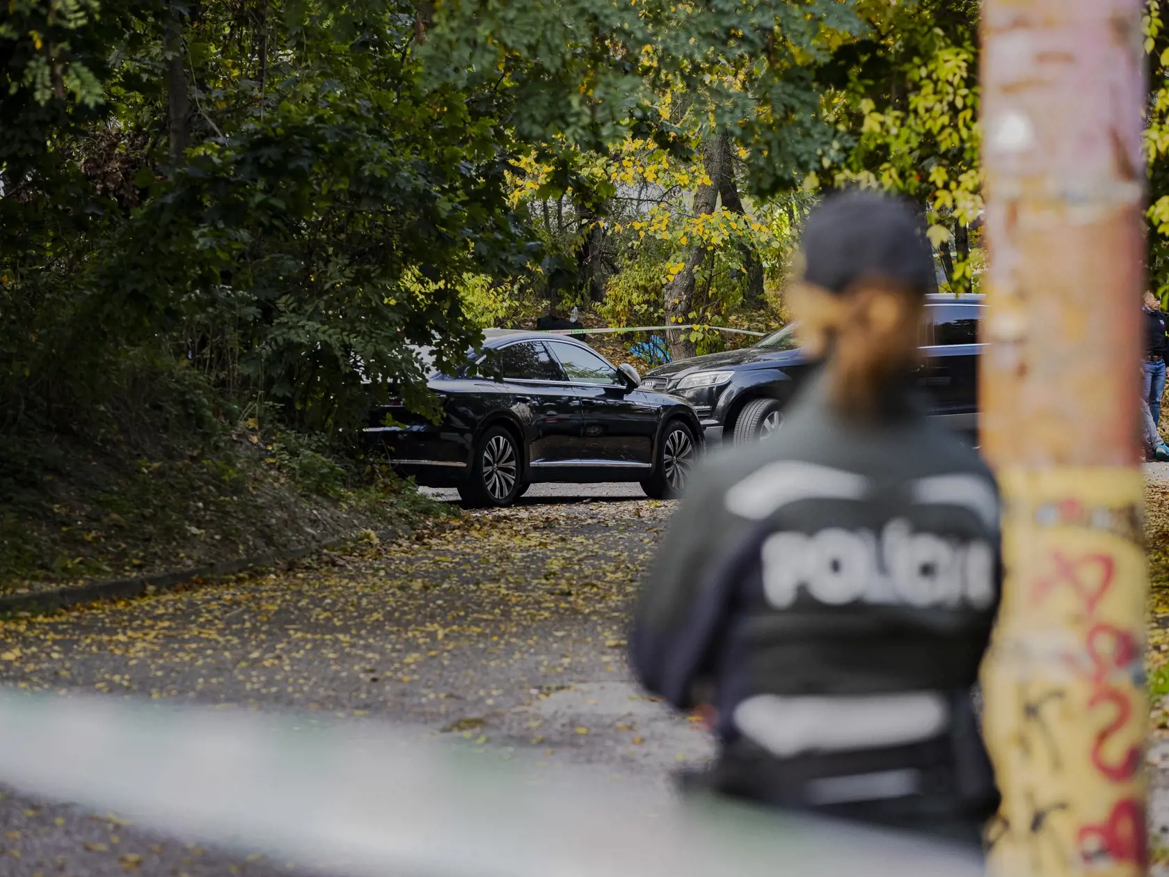 Na Zámockej ulici v Bratislave prišlo k streľbe po ktorej zostali na ulici ležať telá dvoch obetí. Na snímke príslušníci PZSR vykonávajú úkony na ulici Jaskový rad, kde bolo nájdené telo útočníka.
