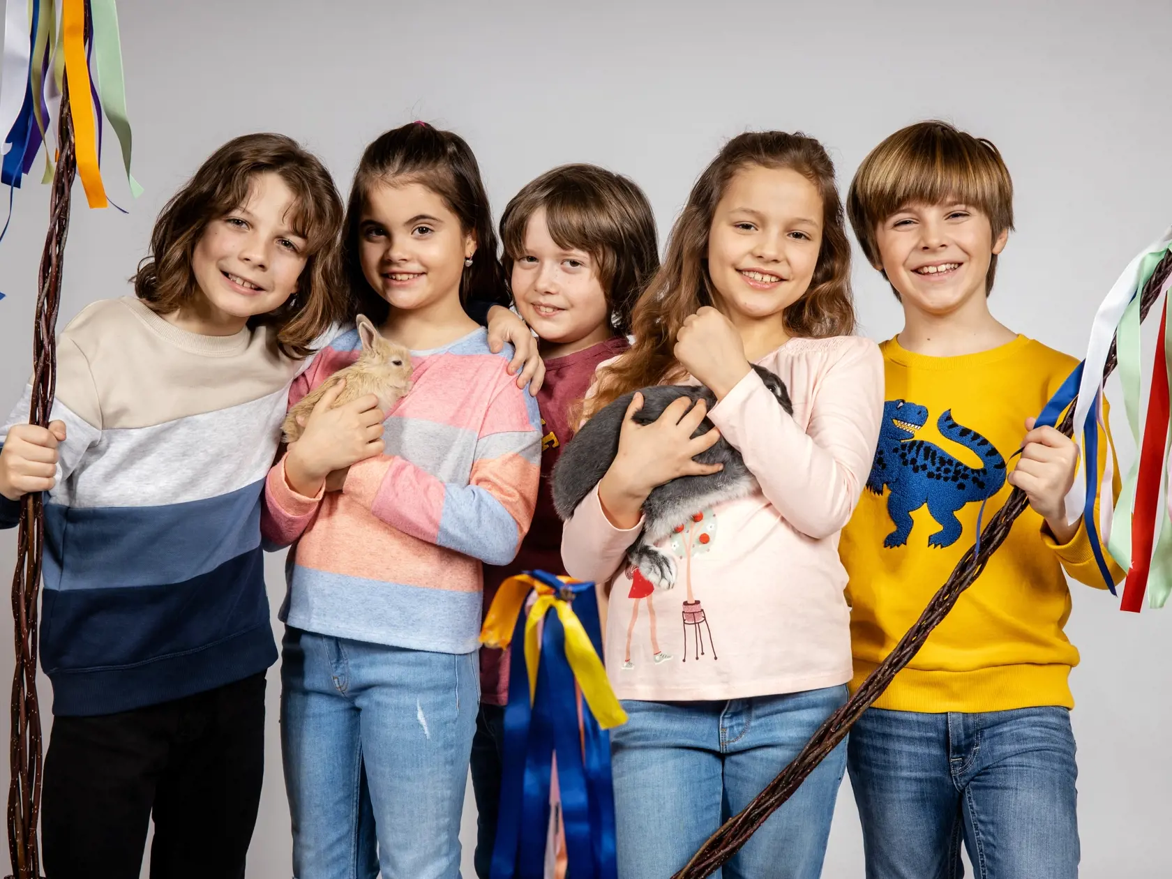 Veľkonočná šibačka v Oteckoch. Zľava Tobias Král, Laura Gavaldová, Daniel Rovňák, Izabela Gavorníková, Maroš Baňas