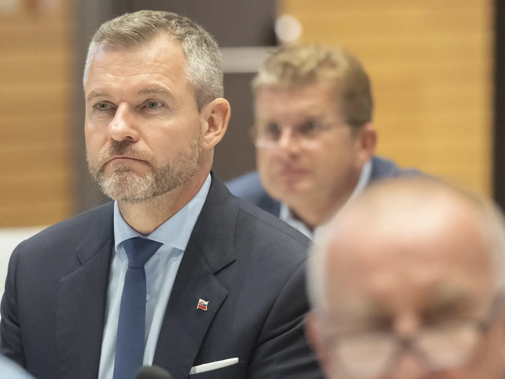 Na snímke nezaradení poslanci NR SR Peter Pellegrini (vľavo) a v pozadí vpravo Peter Žiga počas hlasovania k otvoreniu 104. schôdze NR SR 19. septembra 2023 v Bratislave. Mimoriadnu schôdzu Národnej rady (NR) SR k problematike zavedenia kontrol na slovensko-maďarskej hranici sa v utorok zatiaľ nepodarilo otvoriť.  Rokovanie inicioval Smer-SD. Žiada, aby vláda nariadila dočasné obnovenie kontroly hraníc SR s Maďarskom v rozsahu a spôsobom zabraňujúcim prechodu nelegálnych migrantov cez túto vnúto