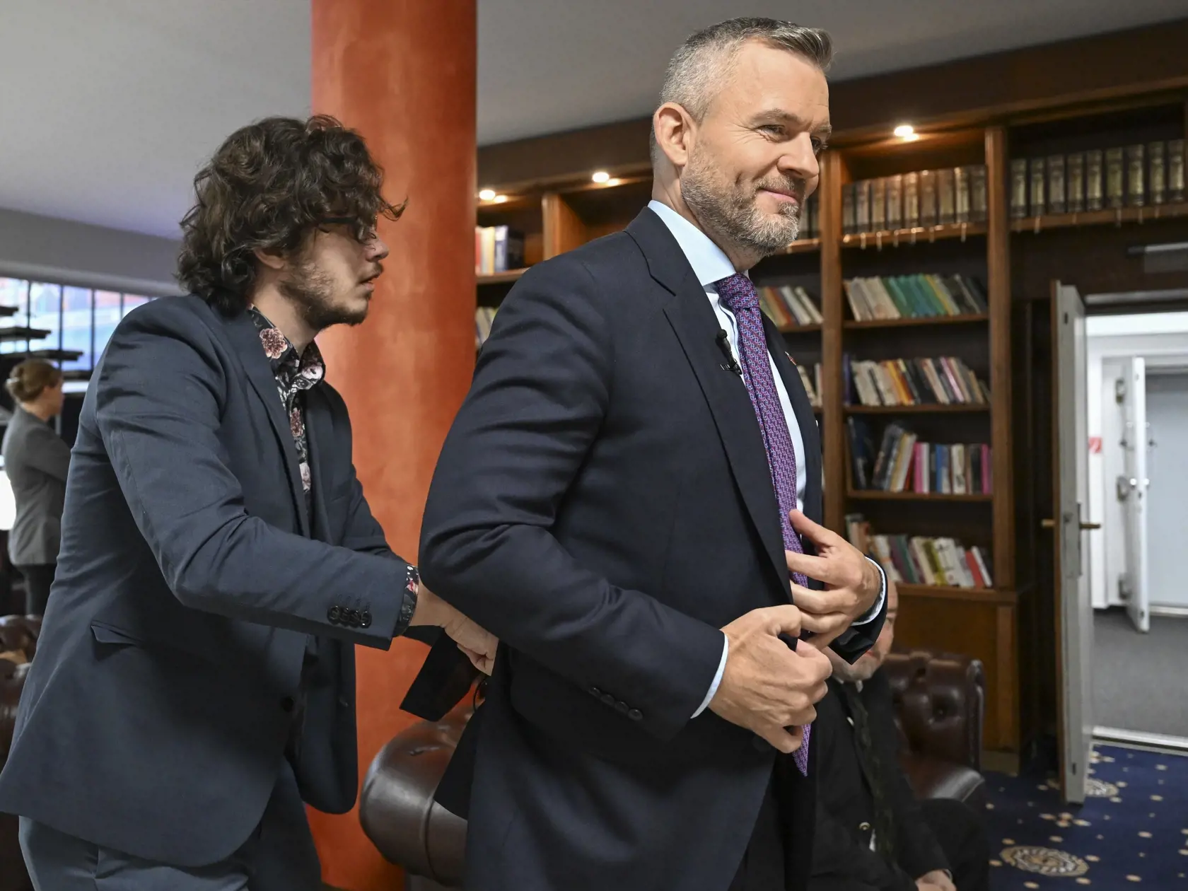 Na snímke predseda strany Hlas-SD Peter Pellegrini (vpravo) pred povolebnou diskusiou v RTVS O 5 minút 12 k výsledkom predčasných parlamentných volieb na Slovensku v Bratislave 1. októbra 2023.
