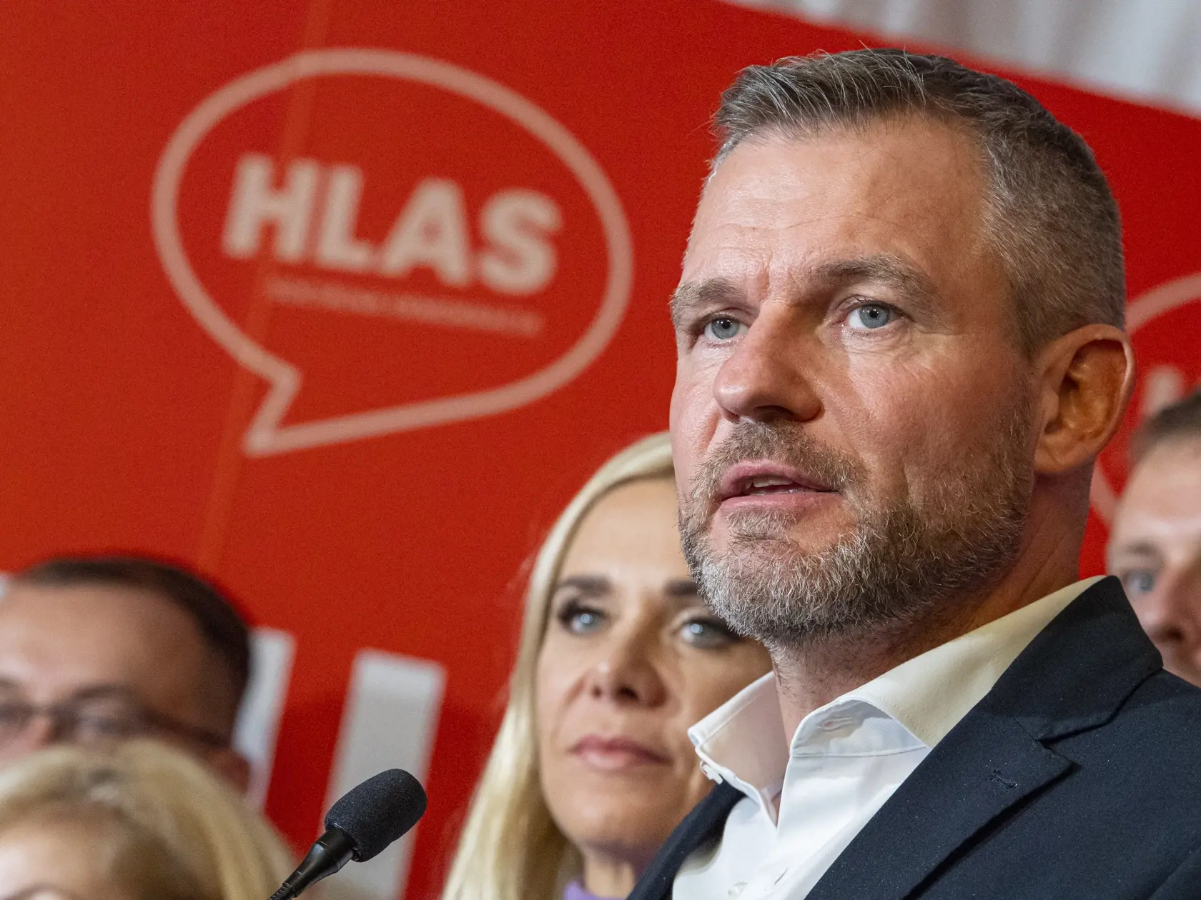 Na Slovensku sa v sobotu konali v poradí štvrté predčasné a celkovo deviate parlamentné voľby v ére samostatnej SR. Na snímke predseda strany Hlas-SD Peter Pellegrini (vpravo) a ďalší členovia strany sa účastnia na brífingu počas volebnej noci vo volebnej centrále strany v Bratislave v nedeľu 1. októbra 2023.