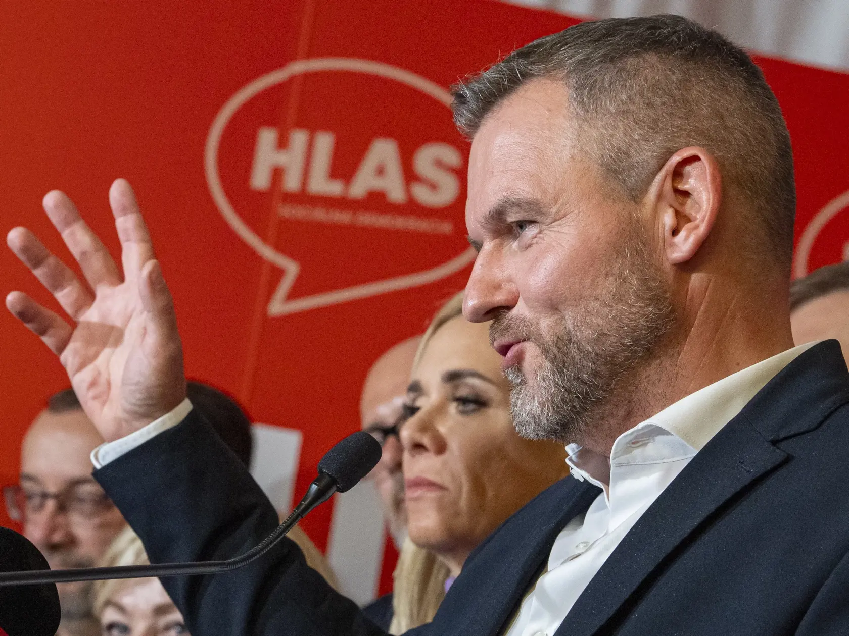 Na Slovensku sa v sobotu konali v poradí štvrté predčasné a celkovo deviate parlamentné voľby v ére samostatnej SR. Na snímke predseda strany Hlas-SD Peter Pellegrini (vpravo) a ďalší členovia strany sa účastnia na brífingu počas volebnej noci vo volebnej centrále strany v Bratislave v nedeľu 1. októbra 2023.