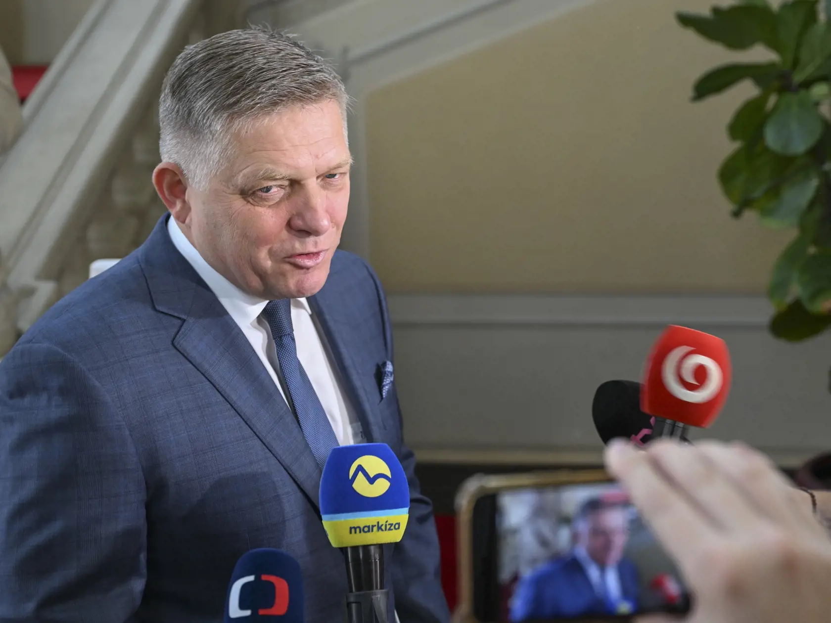 Na snímke predseda strany SMER-SD Robert Fico sa rozpráva s novinármi po prijatí prezidentkou SR Zuzanou Čaputovou v Prezidentskom paláci 2. októbra 2023 v Bratislave. Prezidentka SR Zuzana Čaputová dnes poverí predsedu Smeru-SD Roberta Fica zostavením novej vlády.