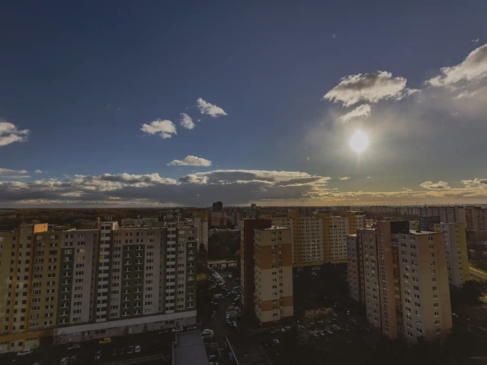 Druhý najvyšší rast (o takmer 17 %) dosiahli ceny za bývanie a energie. Práve bývanie je najvyššou položkou vo výdavkoch našich domácností.