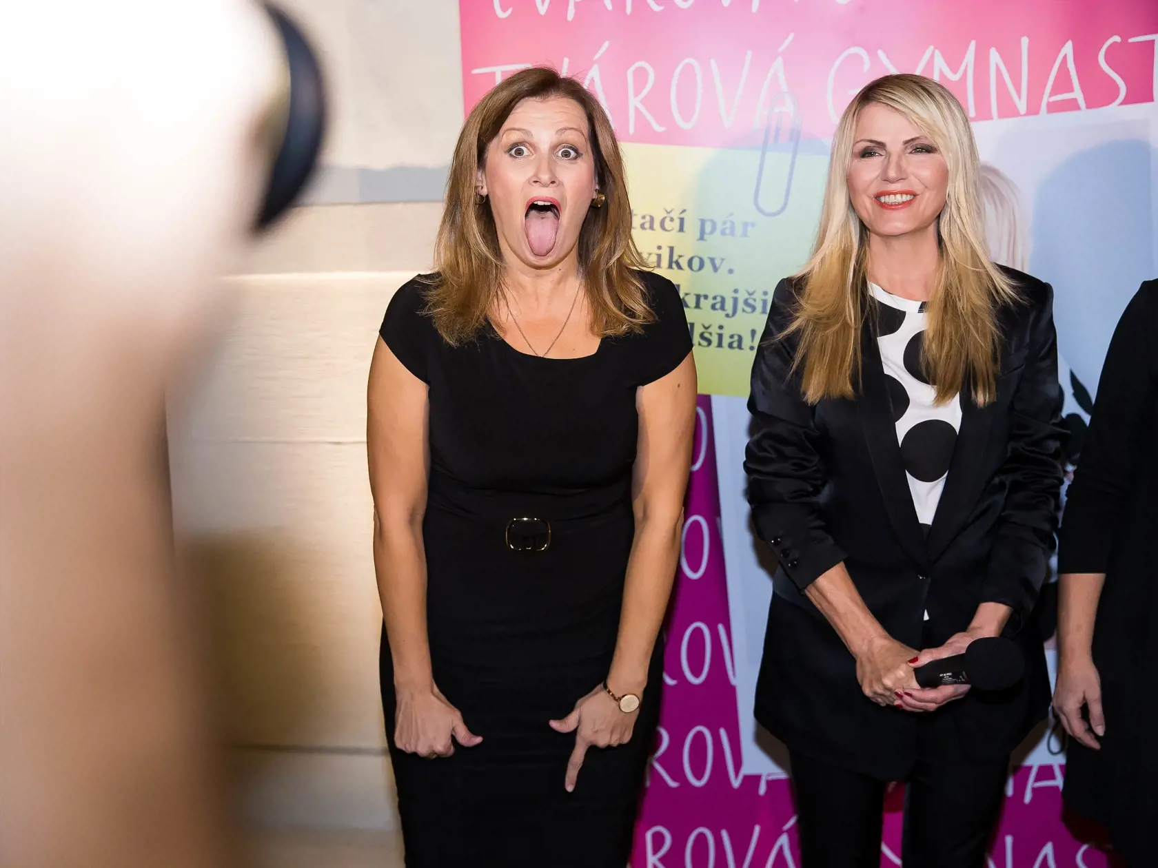 Krst knihy s názvom Tvárová Gymnastika od Emmy Tekelyovej v reštaurácii Fach v centre Bratislavského starého mesta. Na snímke Katarína Brychtová, Emma Tekelyová