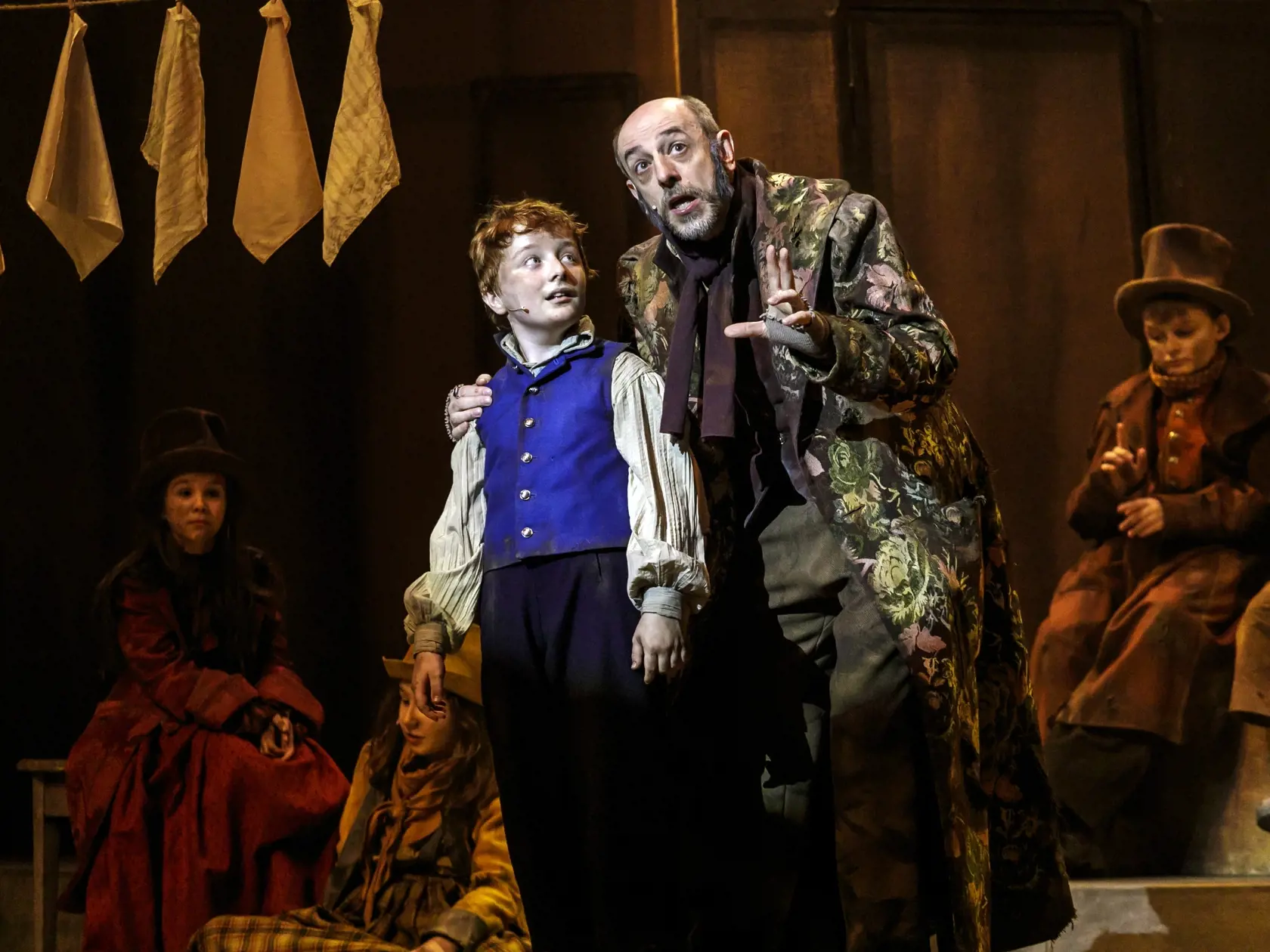 Na snímke zľava herci Tomáš Novák (Oliver Twist) a Csongor Kassai (Fagin) počas verejnej generálky muzikálu Oliver! v Divadle Nová scéna v Bratislave 7. marca 2024. FOTO TASR - Dano Veselský