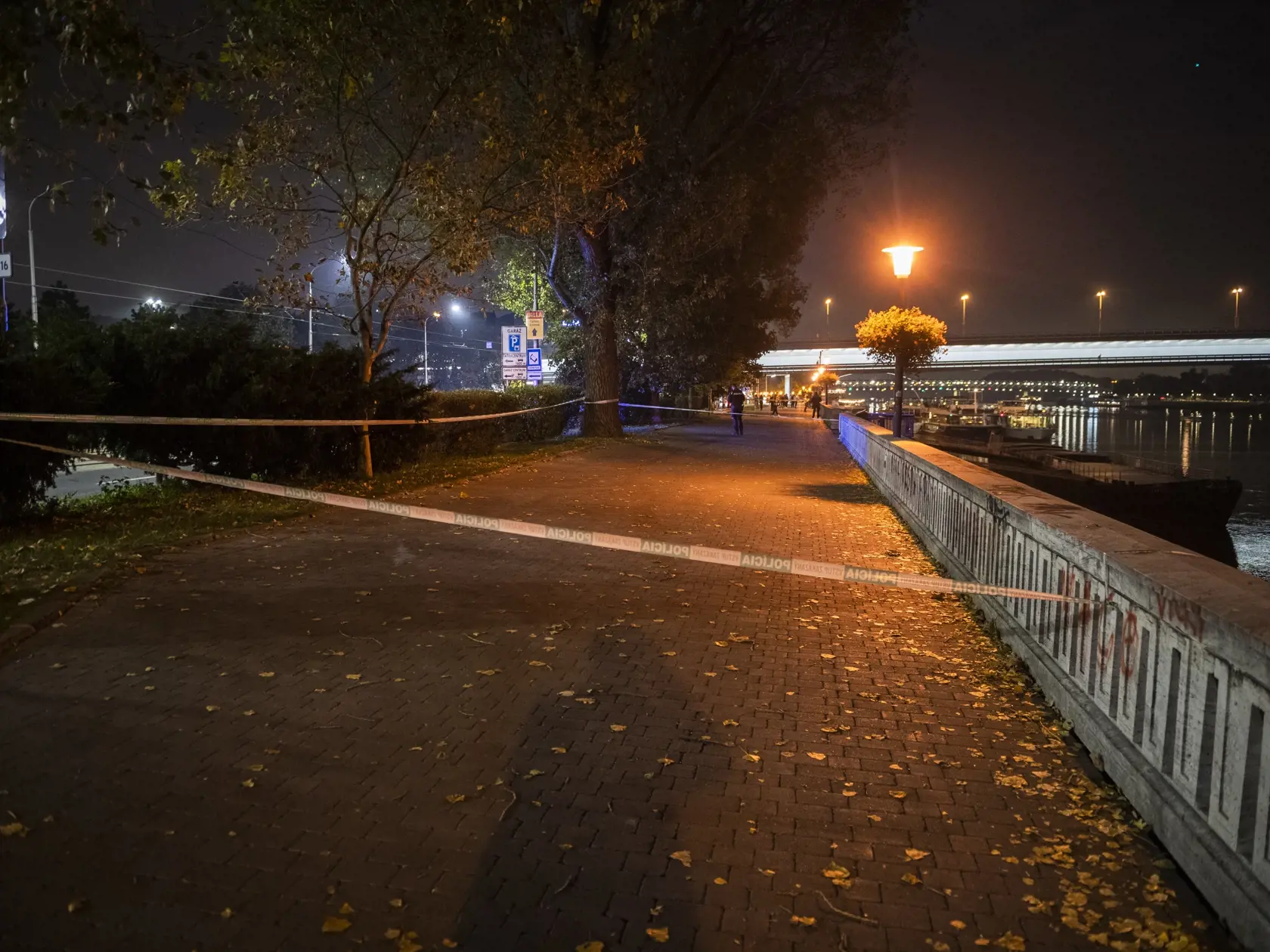 Na snímke policajná páska na nábreží Dunaja po streľbe na Zámockej ulici v Bratislave 12. októbra 2022. Po páchateľovi, ktorý mal v stredu večer strieľať v Bratislave na Zámockej ulici a je na úteku, pátra v týchto chvíľach aj policajný vrtuľník. FOTO TASR - Jaroslav Novák