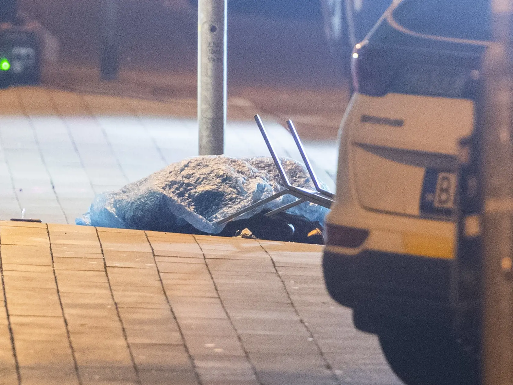 Na snímke prikryté telo po streľbe na Zámockej ulici v Bratislave 12. októbra 2022. Streľba v centre Bratislavy si vyžiadala dvoch mŕtvych. TASR to potvrdila hovorkyňa Operačného strediska záchrannej zdravotnej služby (OS ZZS) SR Alena Krčová. FOTO TASR - Jaroslav Novák