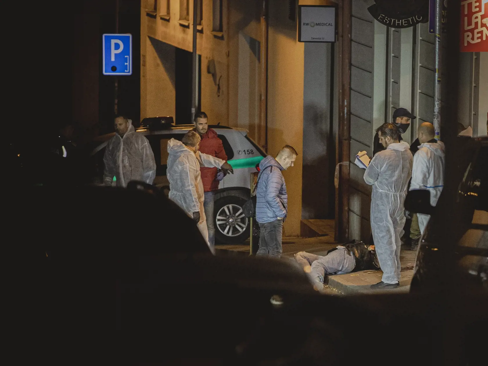 Na Zámockej ulici v Bratislave prišlo k streľbe po ktorej zostali na ulici ležať telá dvoch obetí.