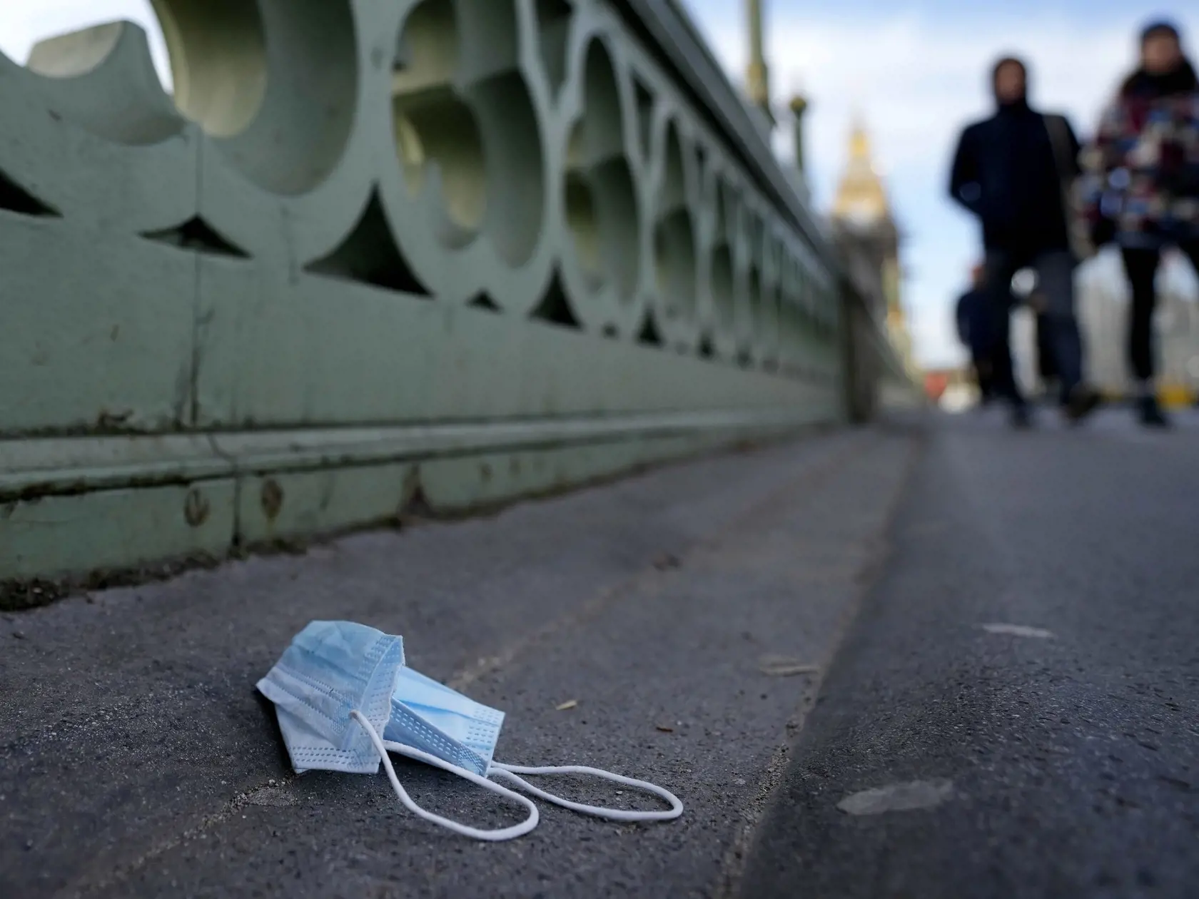 JB 10 Londýn - Použité ochranné rúško leží na zemi na Westminsterskom moste v Londýne 9. decembra 2021. Britská vláda pre nárast prípadov koronavírusového variantu omikron sprísňuje niektoré pandemické opatrenia a od pondelka 13. decembra opätovne nariaďuje prácu z domu. Oznámil to v stredu britský premiér Boris Johnson. Premiér tieto nové opatrenia označil za "plán B" na porazenie covidu počas zimy. Už od piatku bude povinné nosenie rúšok na väčšine verejných miest vrátane divadiel a kín. FOTO