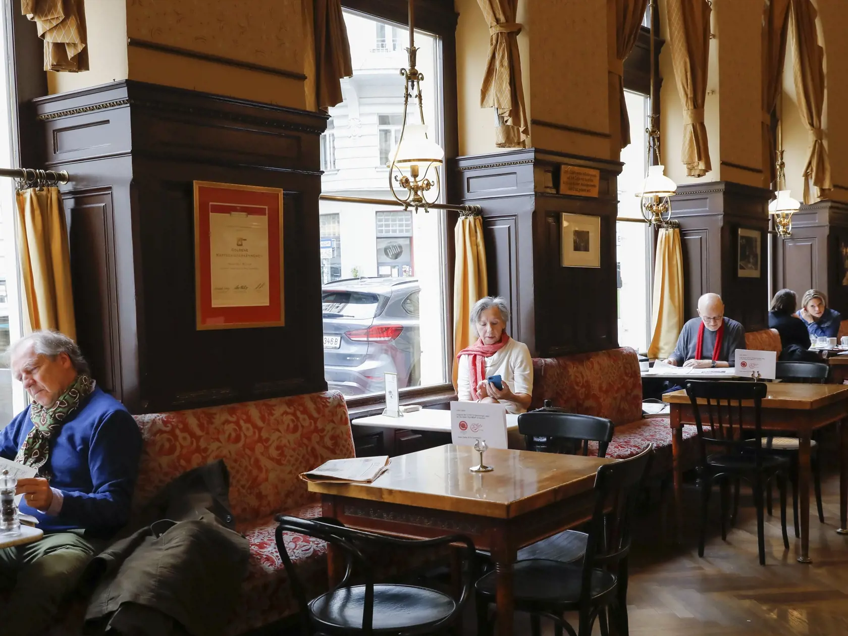 WA 33 Viedeň - Zákazníci sedia v interiéri kaviarne Sperl vo Viedni v stredu 19. mája 2021. V Rakúsku v stredu uvoľnili protipandemické opatrenia v oblasti gastronómie, cestovného ruchu, športu a voľnočasových aktivít. Otvorili sa hotely a bary, rovnako aj divadlá, kiná, múzeá, posilňovne. Mnohé obchody a služby boli otvorené už od februára. Zmiernené opatrenia platia na väčšine miest pre osoby s negatívnym testom na koronavírus, potvrdením o očkovaní či prekonaní covidu. Stále platia obmedzenia