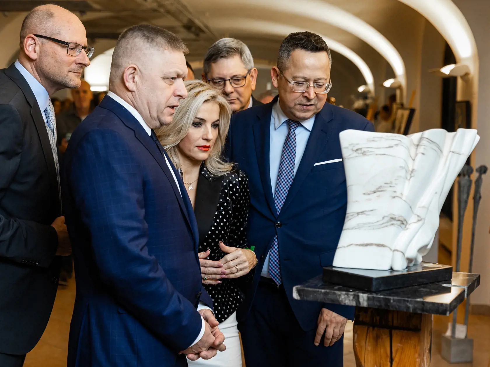 Výstava obrazov na Bratislavskom hrade. Na snímke Boris Susko, Ladislav Kamenický, Martina Šimkovičová a Robert Fico.