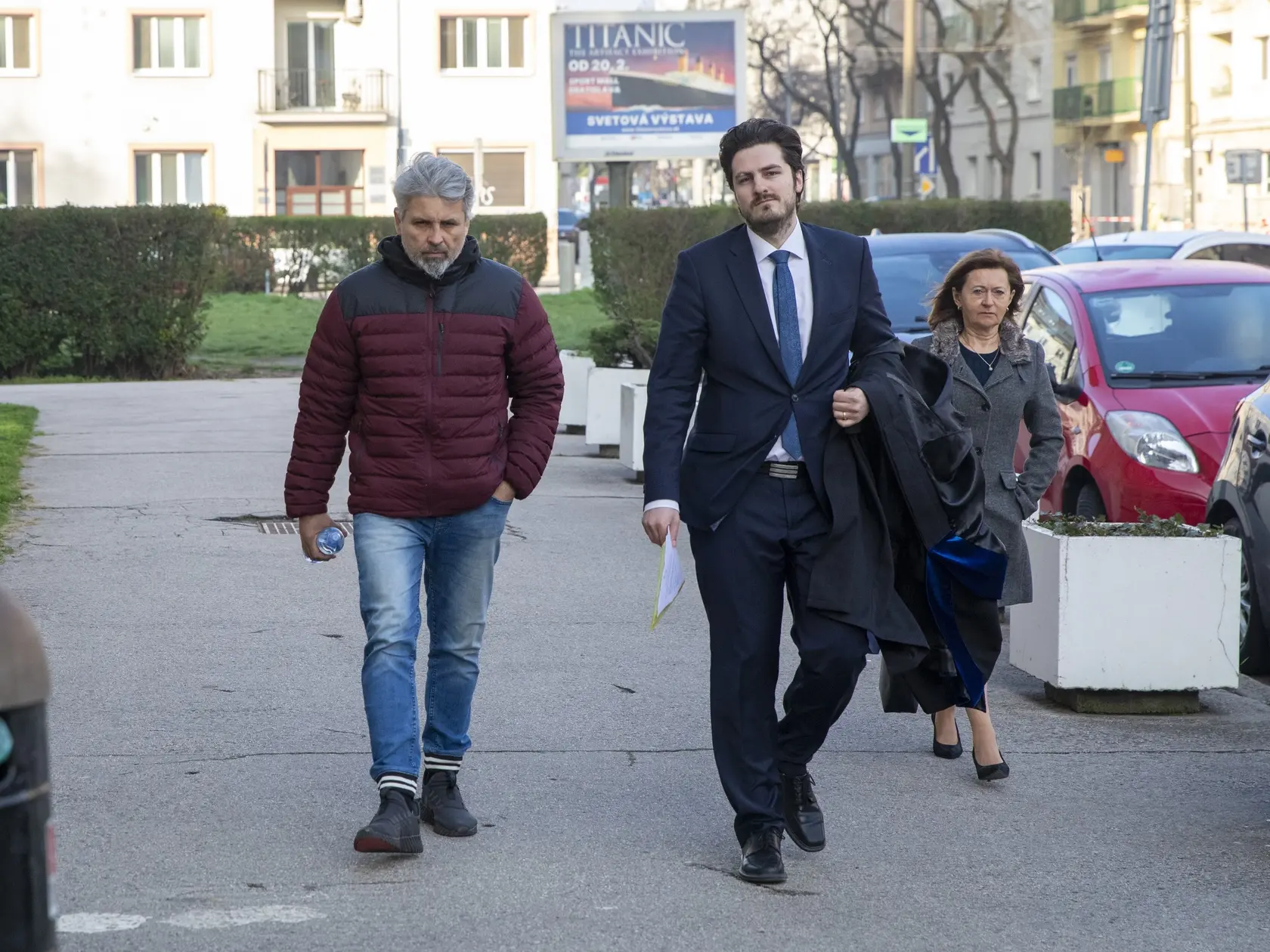 František B., prichádza so svojimi obhajcami na Krajský súd v Bratislave.