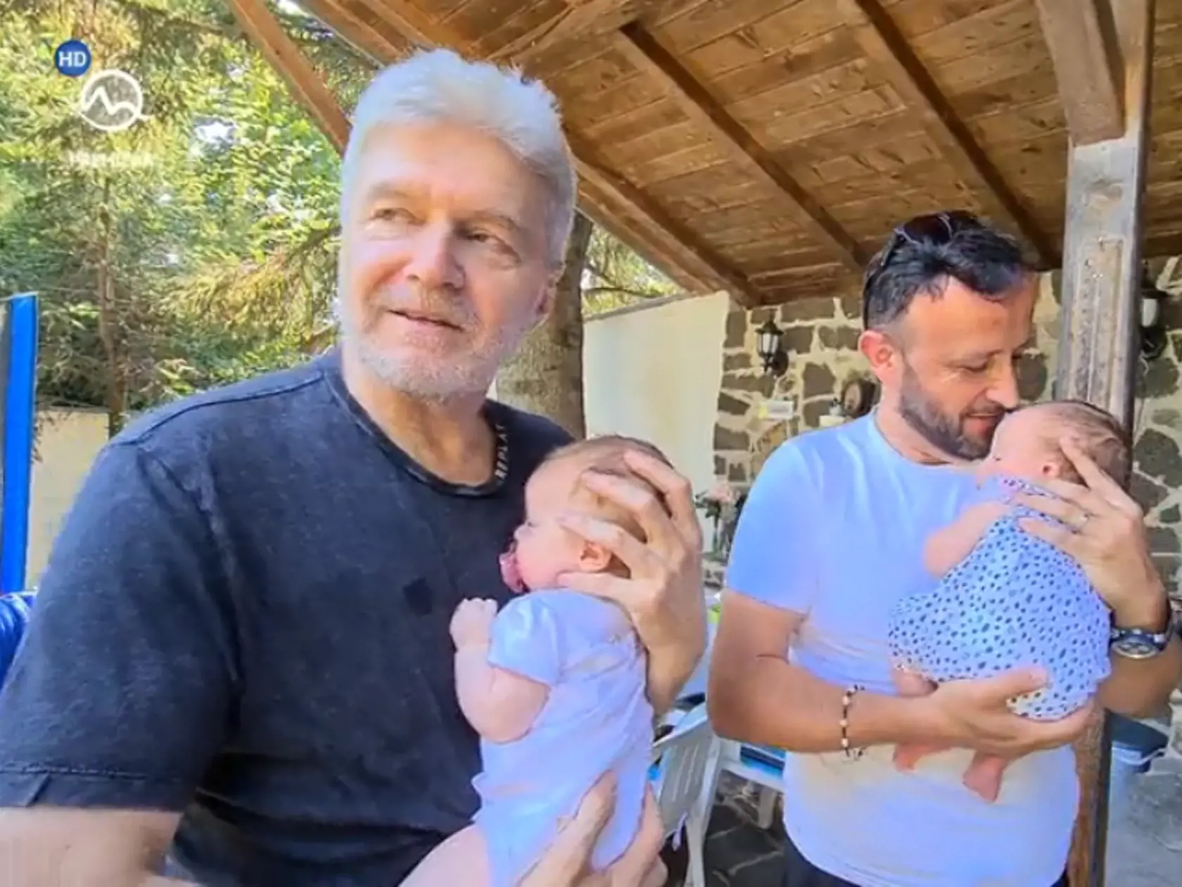 Štefan Skrúcaný ukázal dcérku Ellu do tváričky.