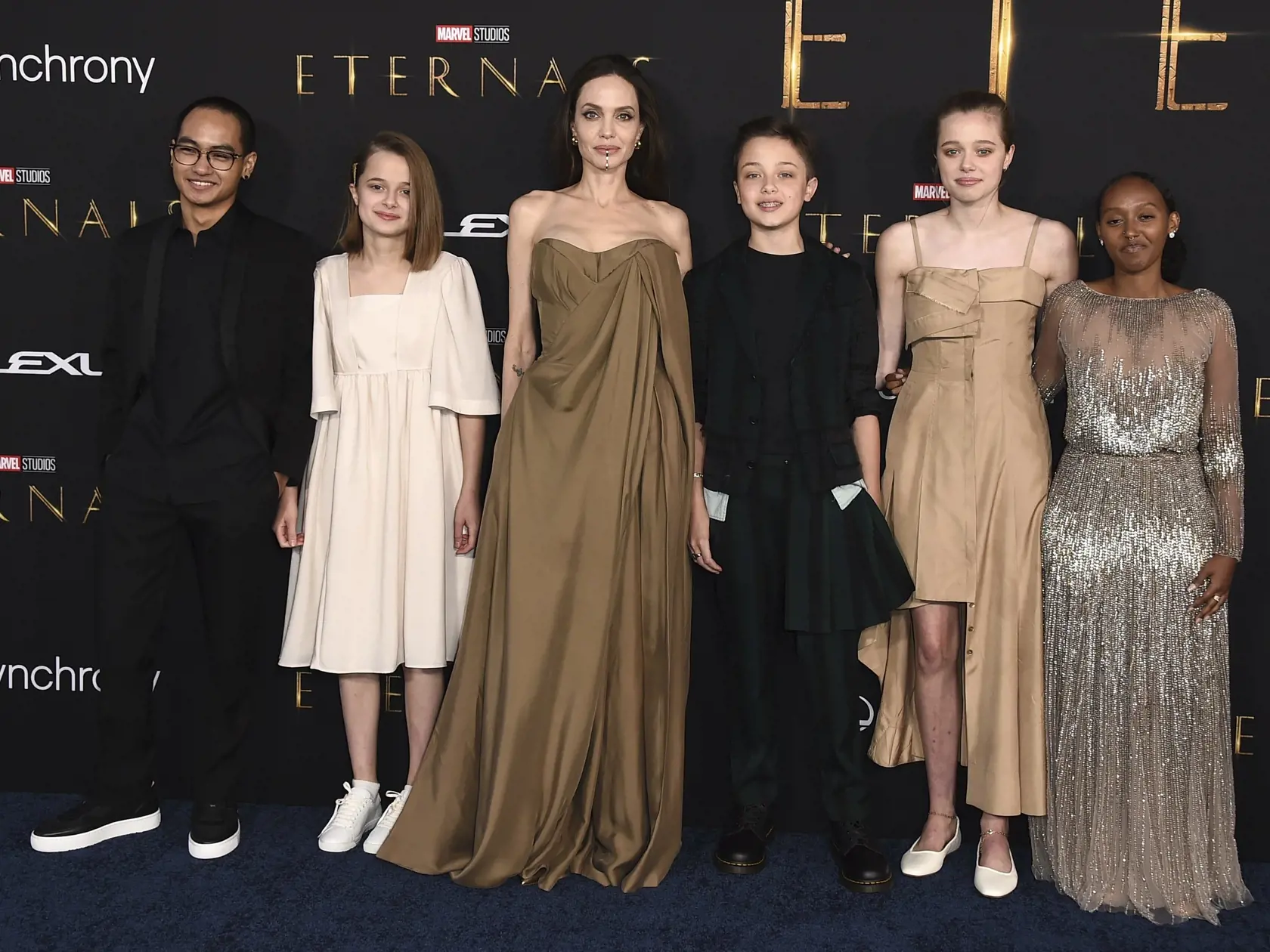 Zľava Maddox Jolie-Pitt, Vivienne Jolie-Pittová, Angelina Jolie, Knox Jolie-Pitt, Shiloh Jolie-Pittová a Zahara Jolie-Pittová prichádzajú na premiéru filmu Eternals od režisérky Chloé Čao 18. októbra 2021 v Los Angeles. FOTO TASR/AP