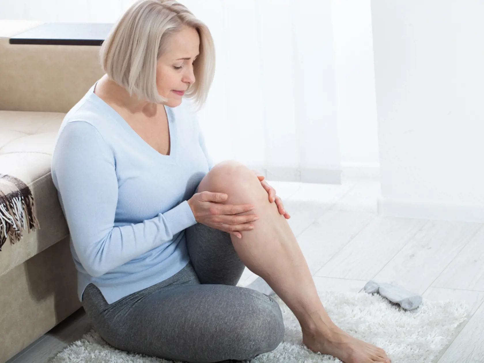 Úbytok estrogénu je v 60-tke zodpovedný aj za rednutie kostí. Osteoporóza sa týka najmä žien, u ktorých menopauza nastala skôr, museli podstúpiť odstránenie maternice či vaječníkov alebo nedodávali telu dostatok vápnika. Zo začiatku môže byť nenápadná a prejaví sa len pobolievaním predkolenia či v bedrovej časti chrbtice. Treba to riešiť už vtedy, nie až keď sa vám niektorá z kostí zlomí. Všeobecný lekár vám dá odporúčanie na špeciálne vyšetrenie alebo vás pošle k ortopédovi.