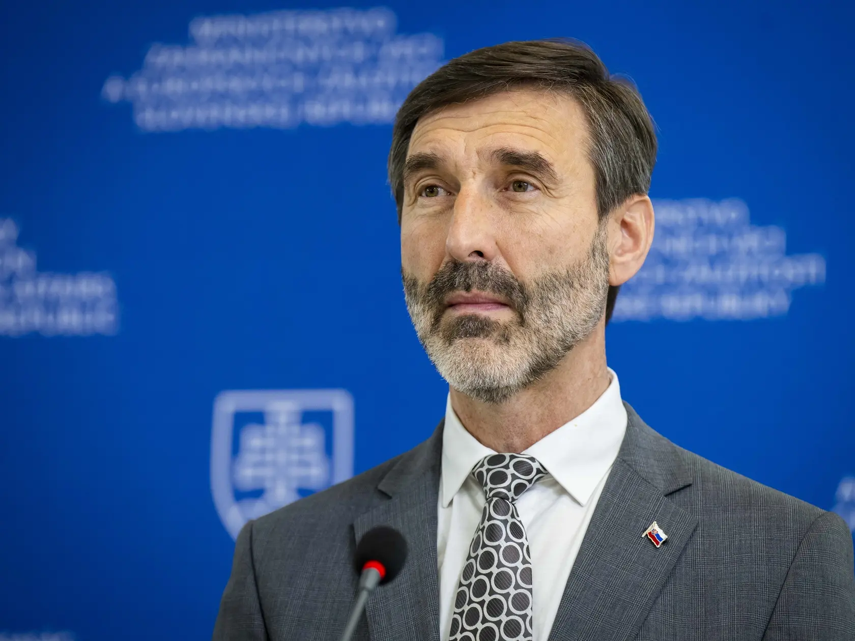 Na snímke minister zahraničných vecí a európskych záležitostí SR Juraj Blanár (Smer-SD) počas tlačovej konferencie s generálnym riaditeľom Eximbanky Rastislavom Podhorcom 31. marca 2025 v Bratislave. Slovensko získalo 101 miliónov eur z európskych prostriedkov na energetické projekty na obnovu Ukrajiny.
