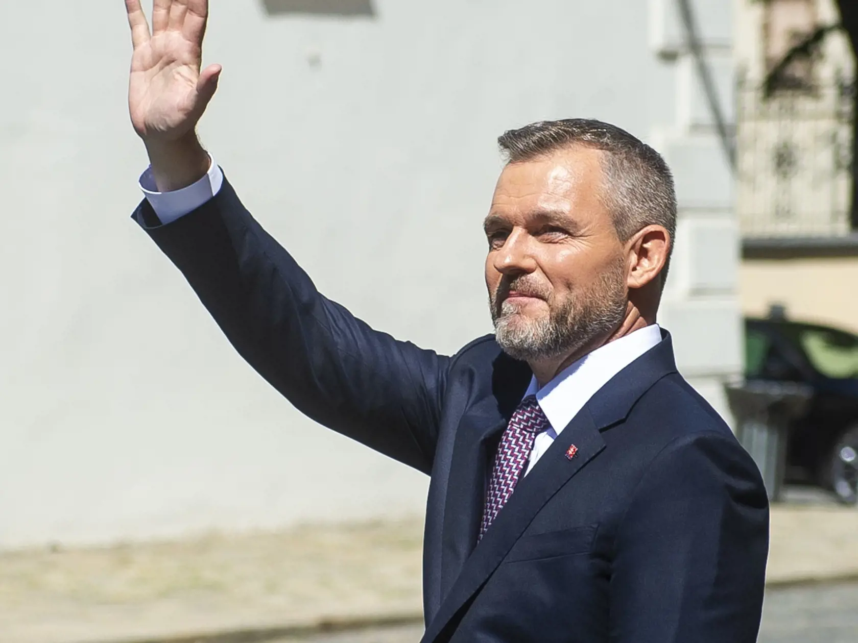 Na snímke nový prezident SR Peter Pellegrini pozdravuje ľudí pri odchode z Dómu svätého Martina po slávnostnej bohoslužbe slova Te Deum po jeho zložení sľubu prezidenta SR 15. júna 2024 v Bratislave. FOTO TASR - Jakub Kotian