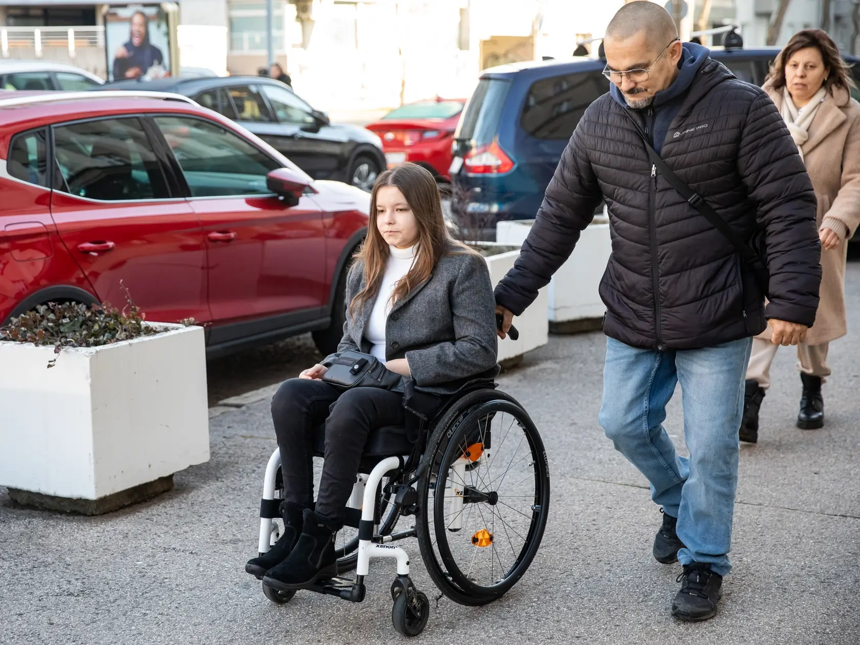Guľka jej prešla pľúcami, chrbticou, žalúdkom, prerušila jej miechu a dovtedy zdravé dievča skončilo na invalidnom vozíku a len zázrakom neprišla o život.