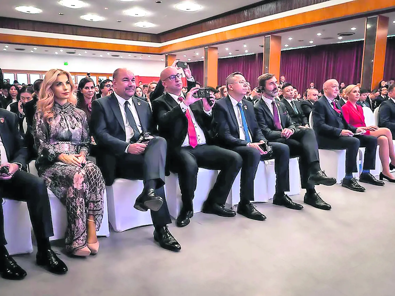 Podľa Holubovej by sa ministerka Šimkovičová „mala veľkým oblúkom vyhýbať tovaru z butikov, pretože je to trendové a sezónne a protokol sa týmito aspektmi neriadi,“ uzavrela.