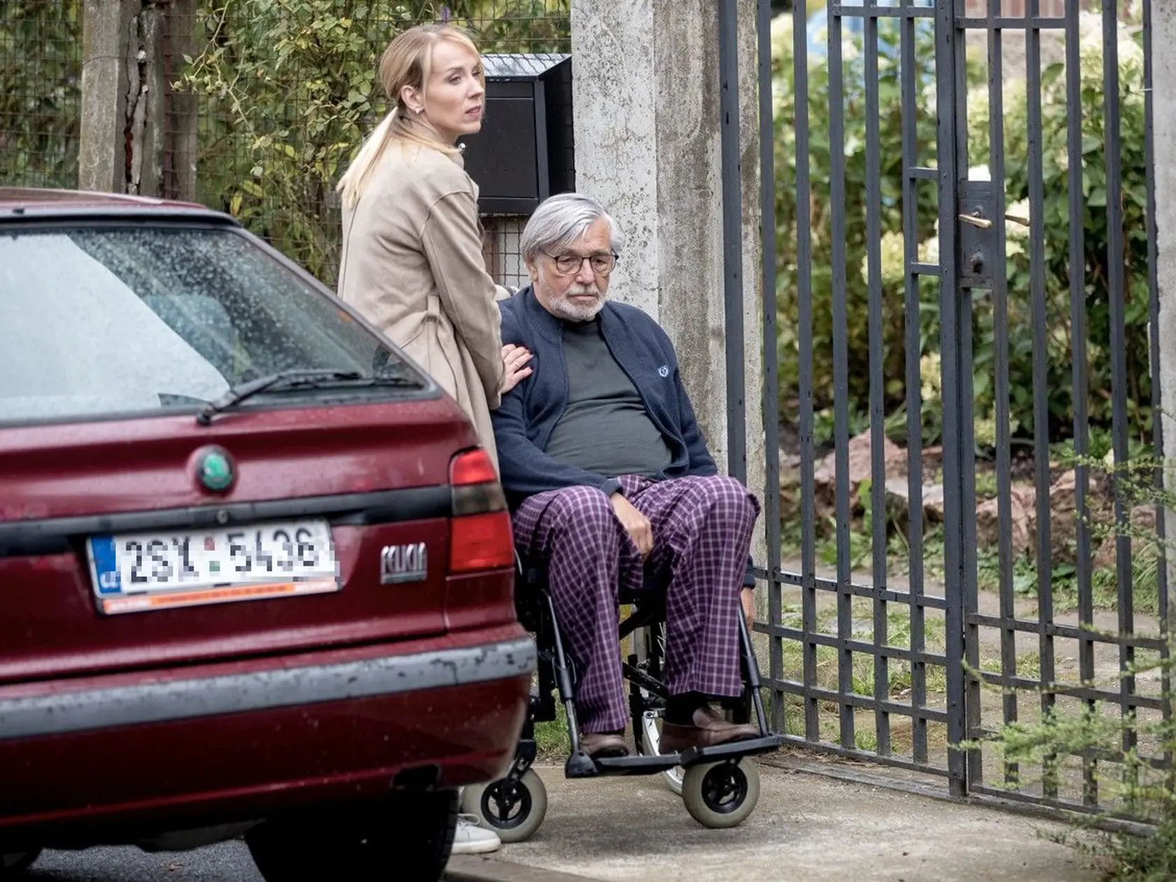 Herec Jiří Bartoška točil scénku na invalidnom vozíku po boku s Petrou Hřebíčkovou.