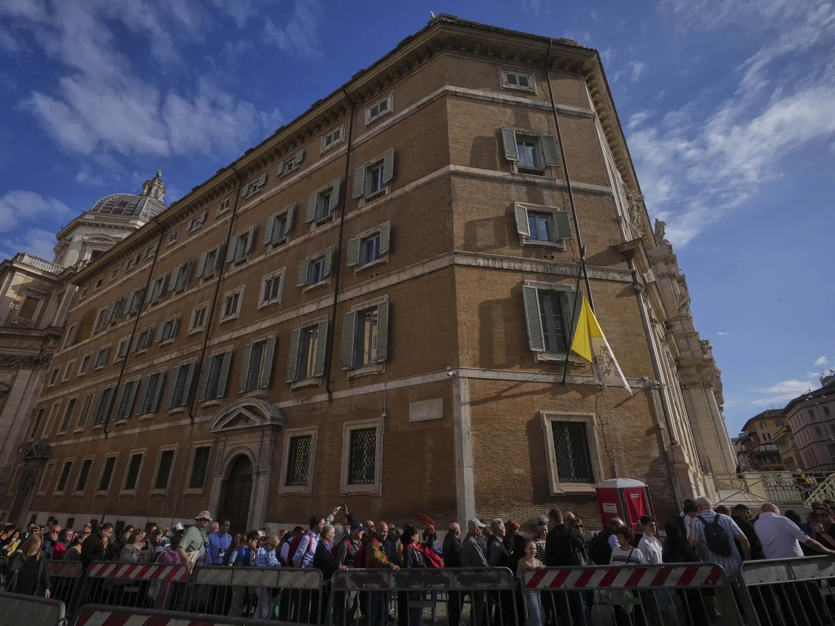 Veriaci stoja v rade pred Bazilikou Panny Márie Väčšej (Santa Maria Maggiore) v Ríme 27. apríla 2025, kde sprístupnili pre verejnosť hrobku zosnulého pápeža Františka.