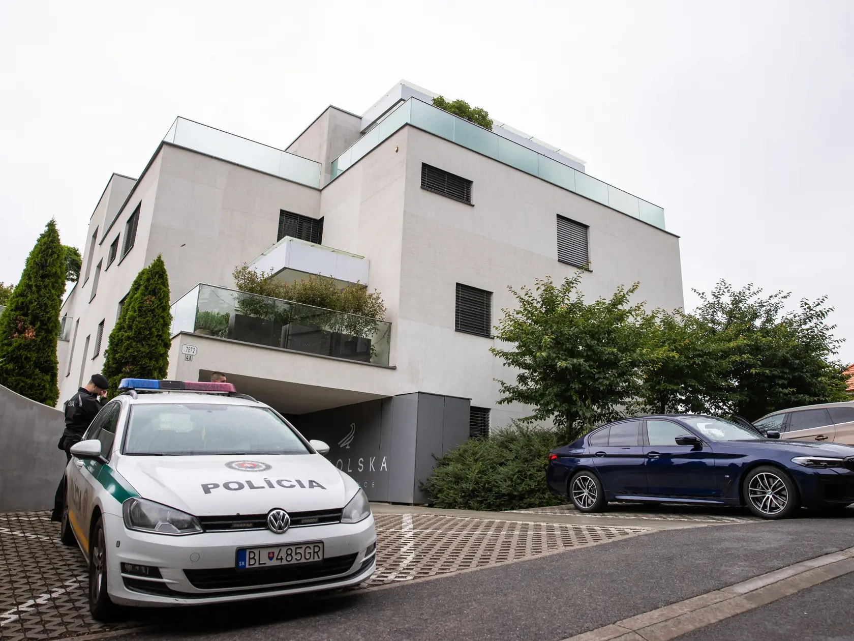 Policajný doprovod pred Sokolská residence kde býva premiér Robert Fico. 