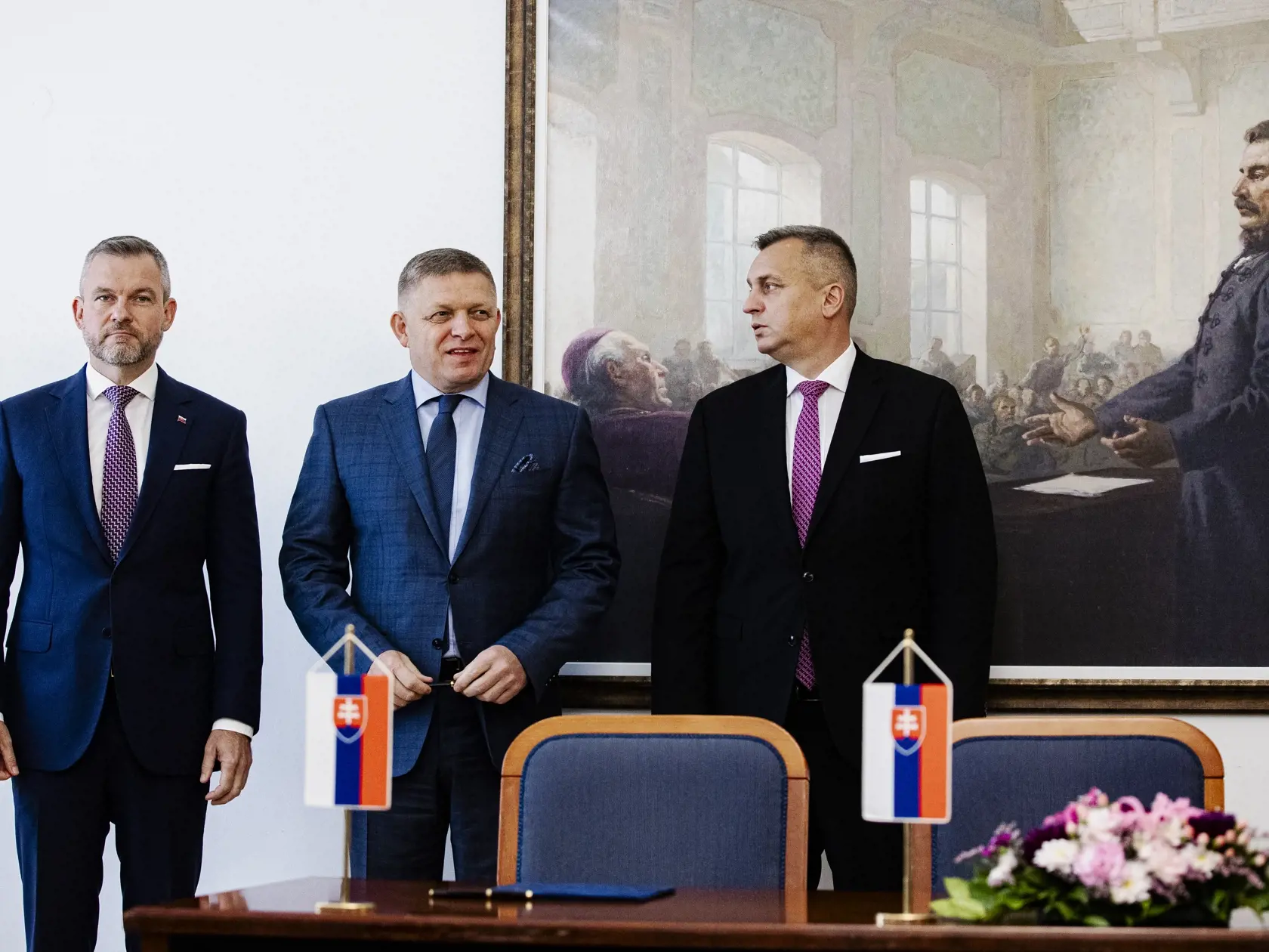 Robert Fico, Peter Pellegrini a Andrej Danko podpísali v historickej budove Národnej rady Slovenskej republiky Memorandum o porozumení, ktoré je základom pre vytvorenie budúcej koalície.