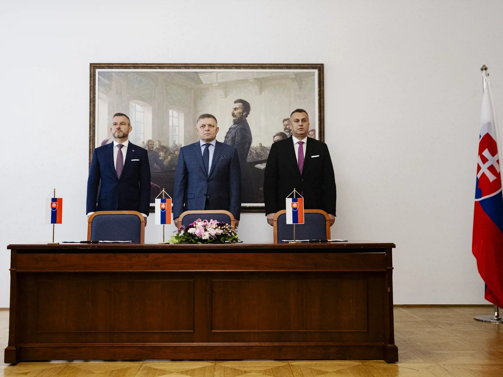 Robert Fico, Peter Pellegrini a Andrej Danko podpísali v historickej budove Národnej rady Slovenskej republiky Memorandum o porozumení, ktoré je základom pre vytvorenie budúcej koalície.