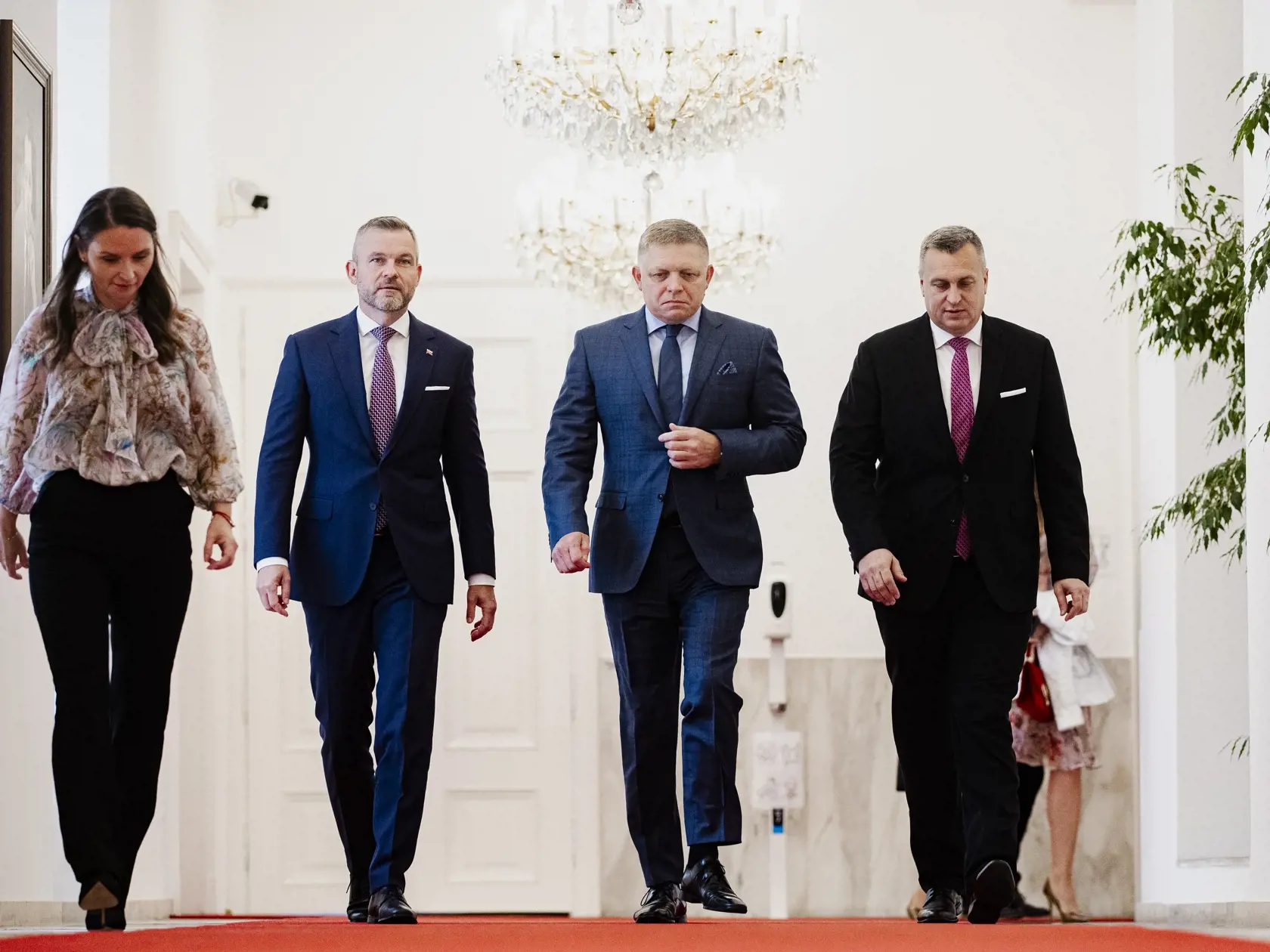 Robert Fico, Peter Pellegrini a Andrej Danko podpísali v historickej budove Národnej rady Slovenskej republiky Memorandum o porozumení, ktoré je základom pre vytvorenie budúcej koalície.