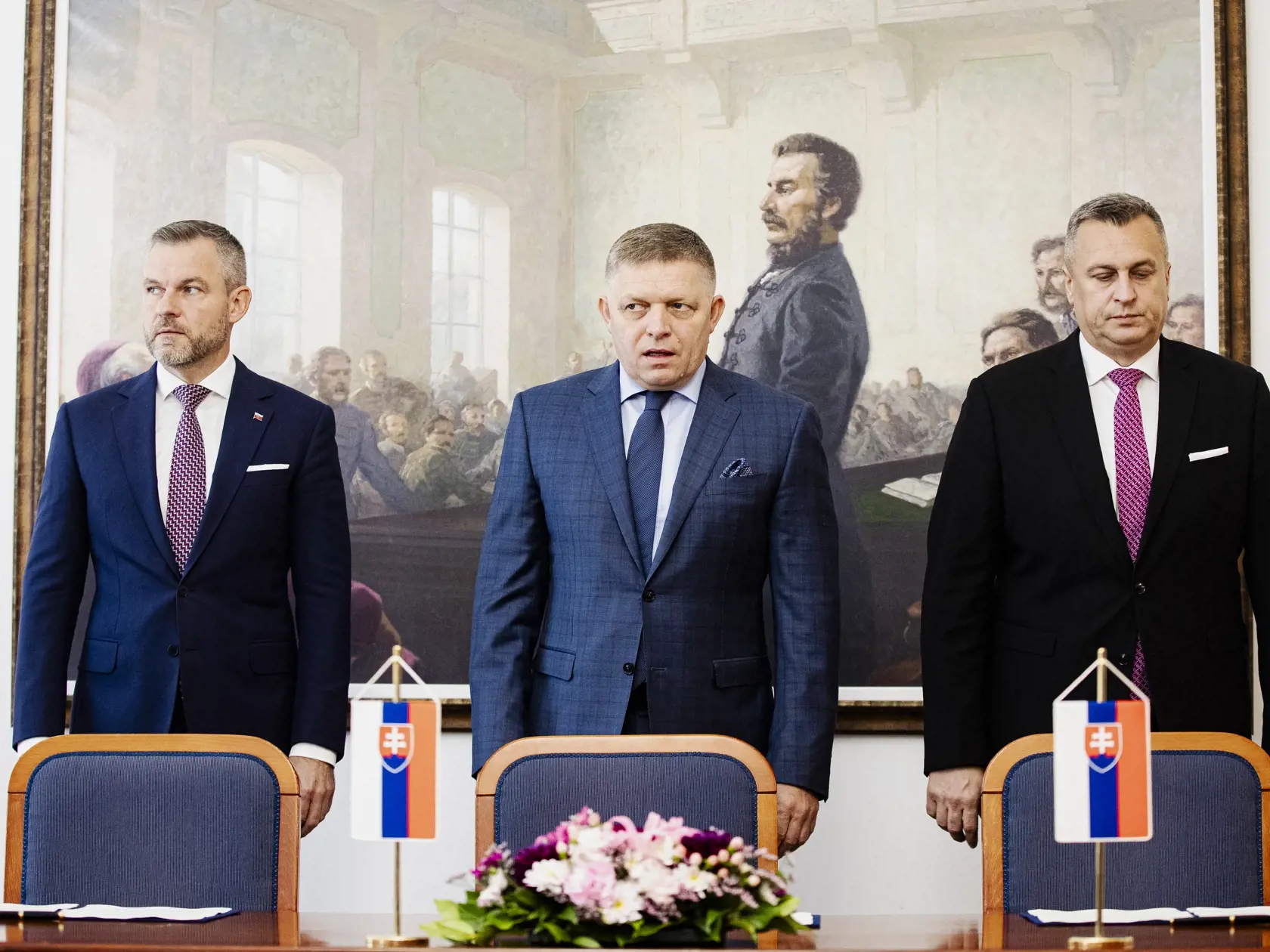 Robert Fico, Peter Pellegrini a Andrej Danko podpísali v historickej budove Národnej rady Slovenskej republiky Memorandum o porozumení, ktoré je základom pre vytvorenie budúcej koalície.