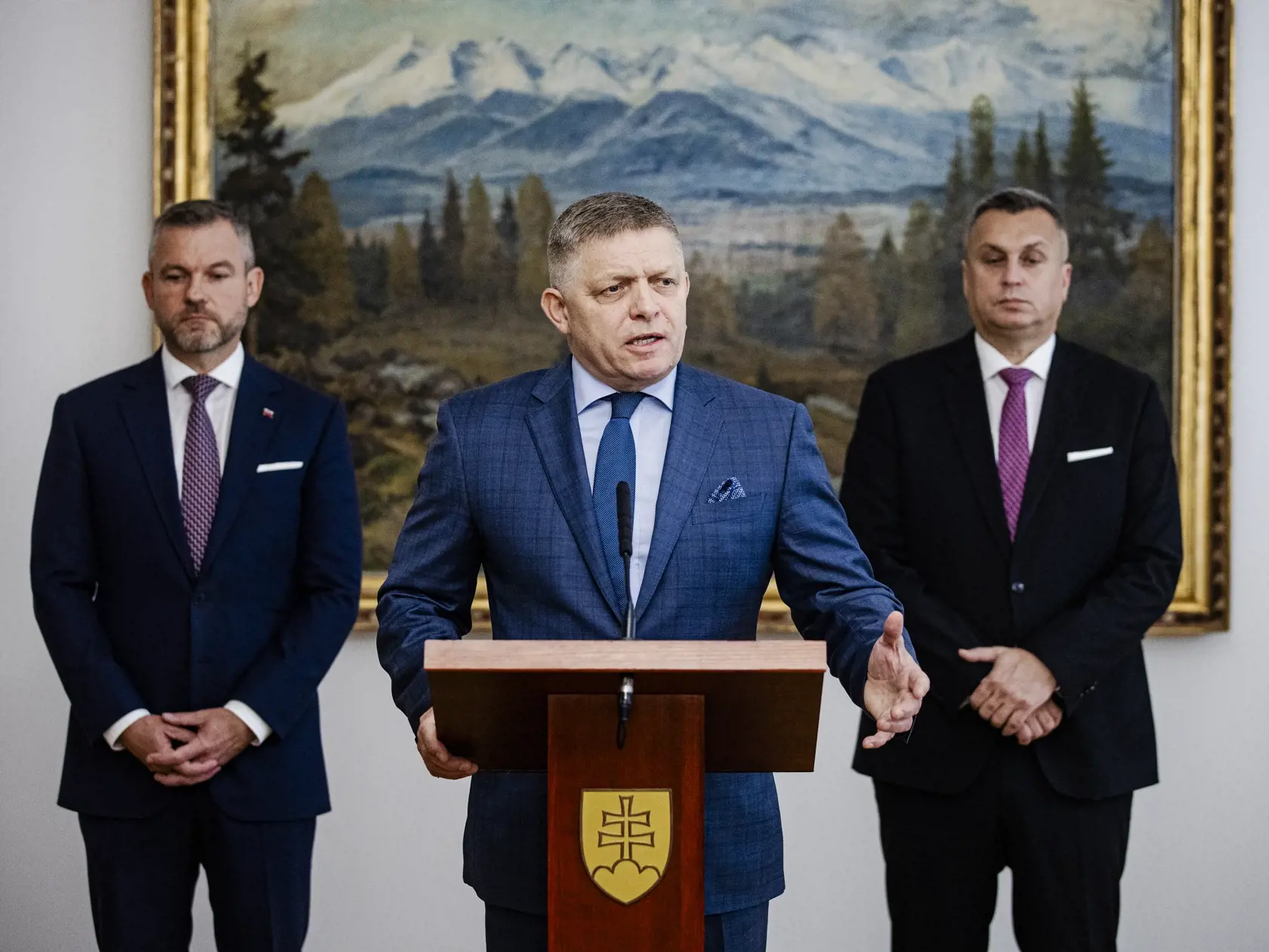 Robert Fico, Peter Pellegrini a Andrej Danko podpísali v historickej budove Národnej rady Slovenskej republiky Memorandum o porozumení, ktoré je základom pre vytvorenie budúcej koalície.