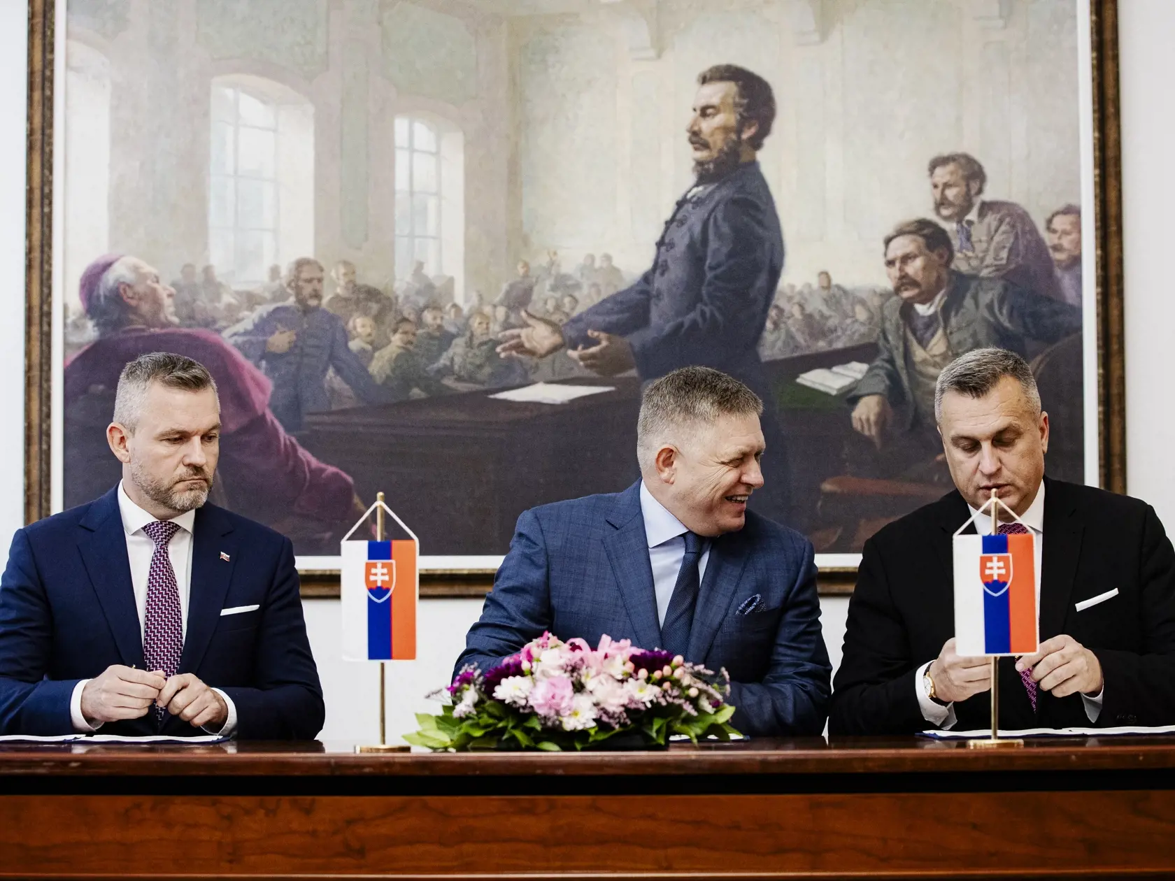 Robert Fico, Peter Pellegrini a Andrej Danko podpísali v historickej budove Národnej rady Slovenskej republiky Memorandum o porozumení, ktoré je základom pre vytvorenie budúcej koalície.
