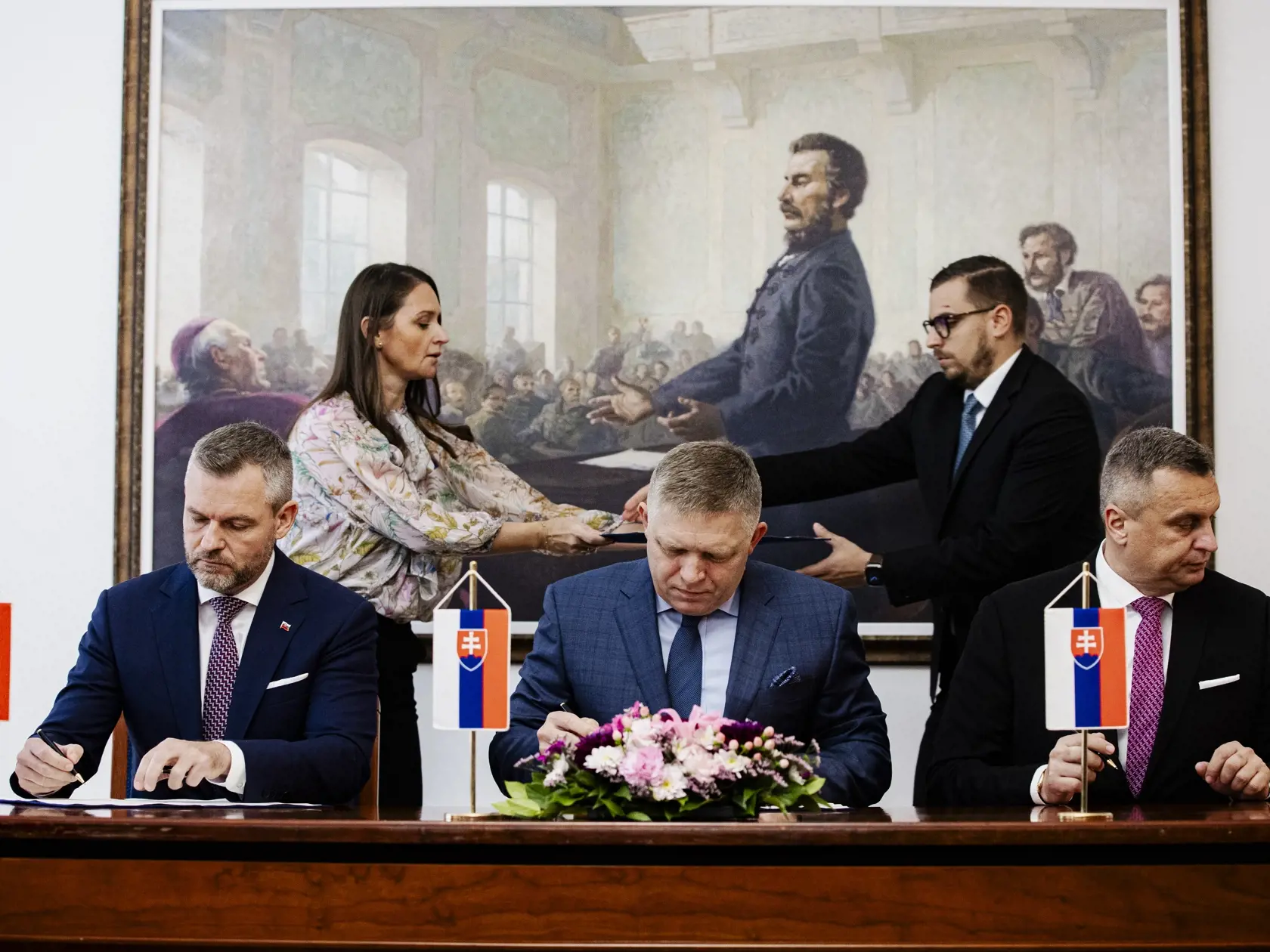 Robert Fico, Peter Pellegrini a Andrej Danko podpísali v historickej budove Národnej rady Slovenskej republiky Memorandum o porozumení, ktoré je základom pre vytvorenie budúcej koalície.
