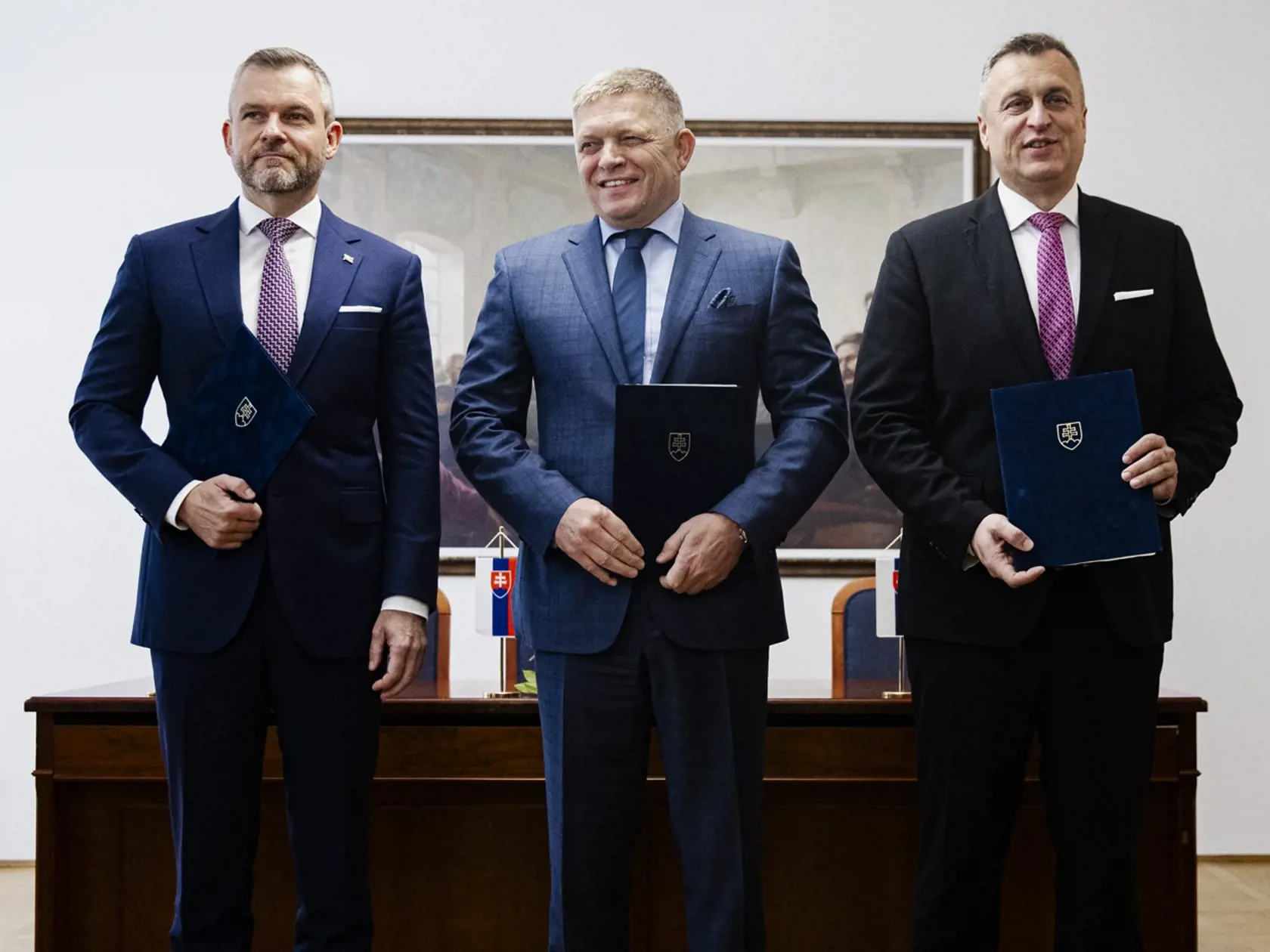 Robert Fico, Peter Pellegrini a Andrej Danko podpísali v historickej budove Národnej rady Slovenskej republiky Memorandum o porozumení, ktoré je základom pre vytvorenie budúcej koalície.