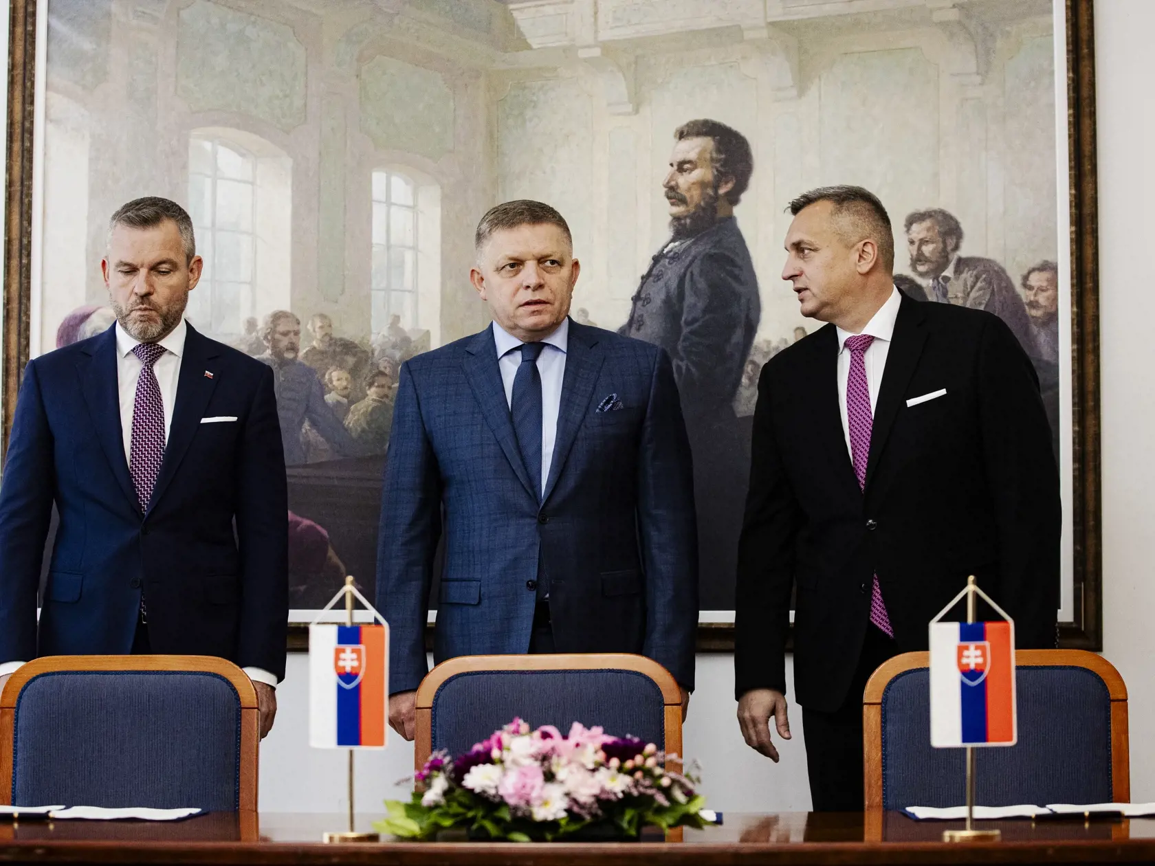 Robert Fico, Peter Pellegrini a Andrej Danko podpísali v historickej budove Národnej rady Slovenskej republiky Memorandum o porozumení, ktoré je základom pre vytvorenie budúcej koalície.