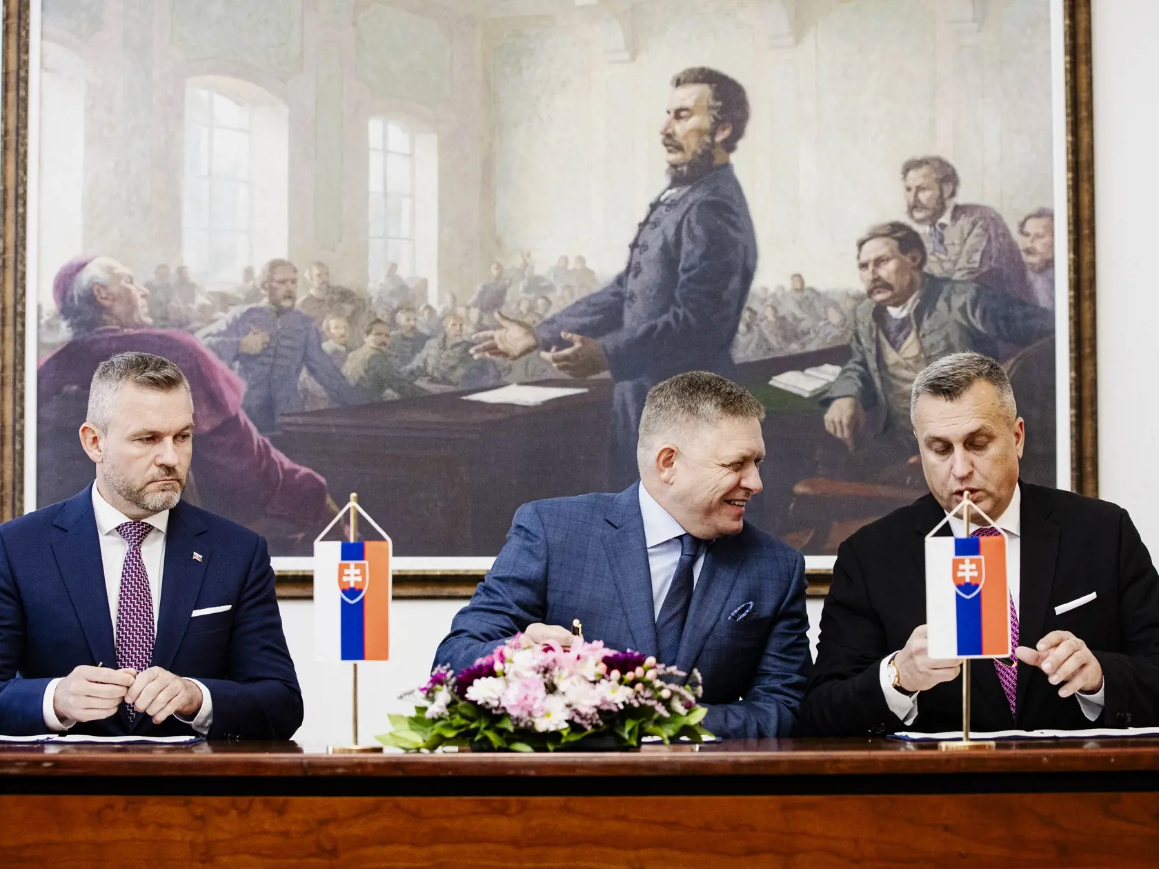 Robert Fico, Peter Pellegrini a Andrej Danko podpísali v historickej budove Národnej rady Slovenskej republiky Memorandum o porozumení, ktoré je základom pre vytvorenie budúcej koalície.